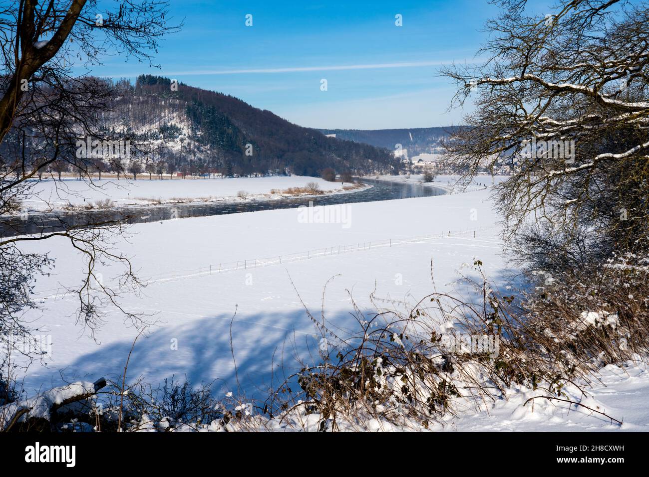 Landschaft bei Gewissenruh, Wesertal, Blick auf die Weser und Bodenfelde, Weserbergland, Deutschland Stockfoto