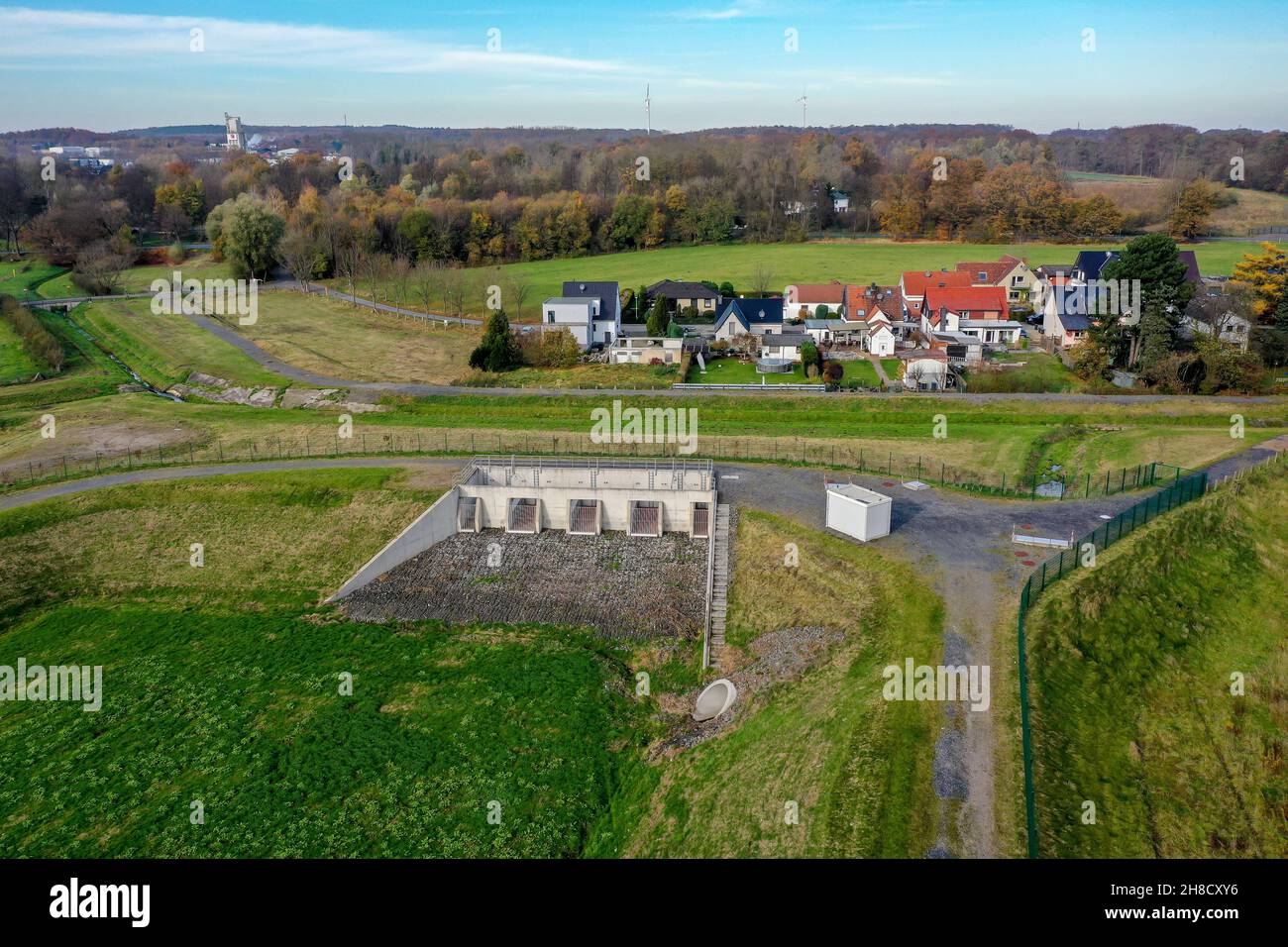 10. Nov. 2021, Datteln, Nordrhein-Westfalen, Deutschland - Hochwasserschutz bei Starkregen durch Regenwasserrückhaltebecken, Regenwasserrückhaltebecken b Stockfoto