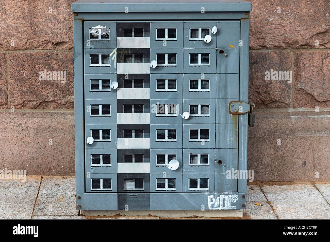 ABERDEEN CITY SCOTLAND GREEN STREET CABINET GRAU LACKIERT ALS EIN WOHNBLOCK KOMPLETT MIT FENSTERN UND TV-SATELLITENSCHÜSSELN Stockfoto