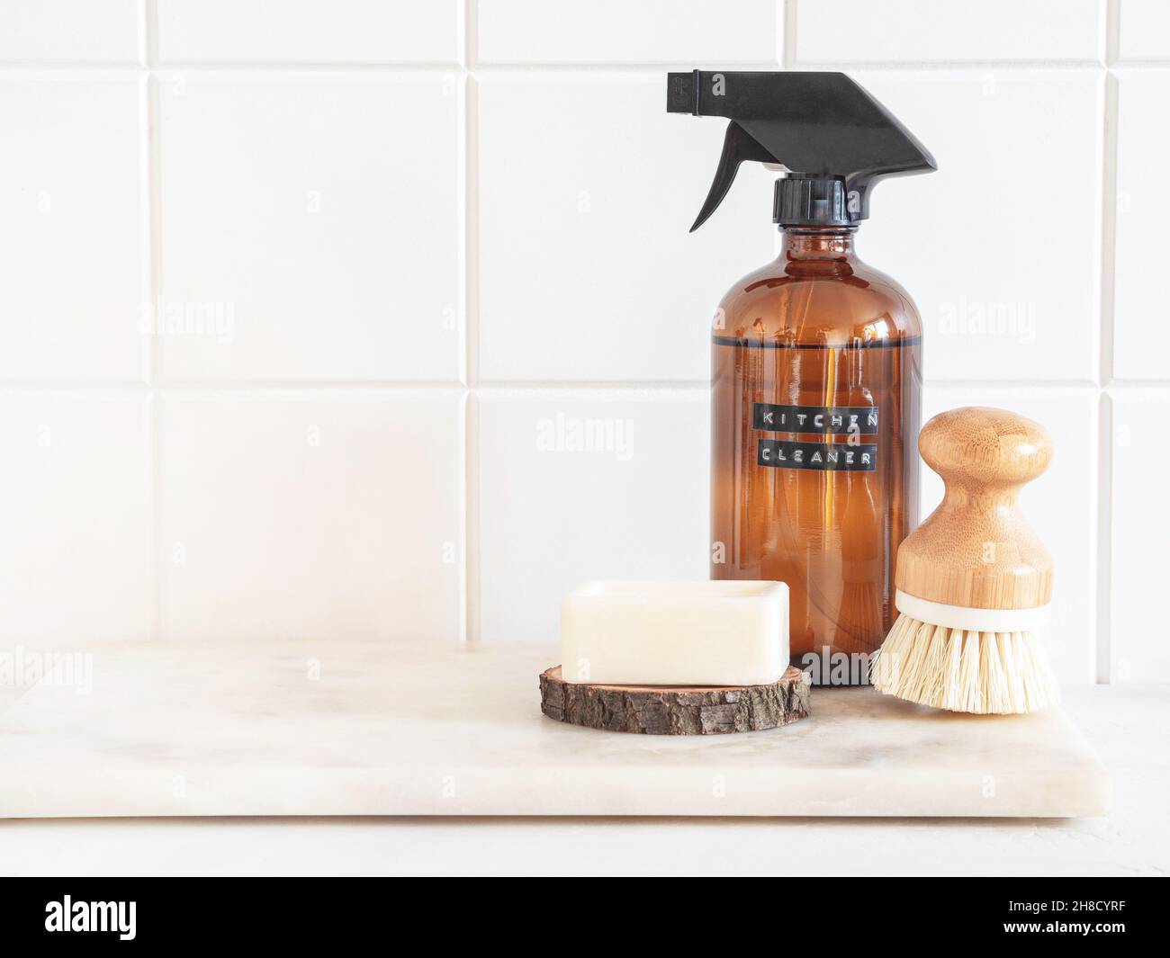 Zero Waste Hausreinigung Konzept. Bernsteinflasche mit Waschlösung, Bürste und Seife auf einem Marmorregal. Verschiedene Artikel und Zutaten für eco Home cle Stockfoto