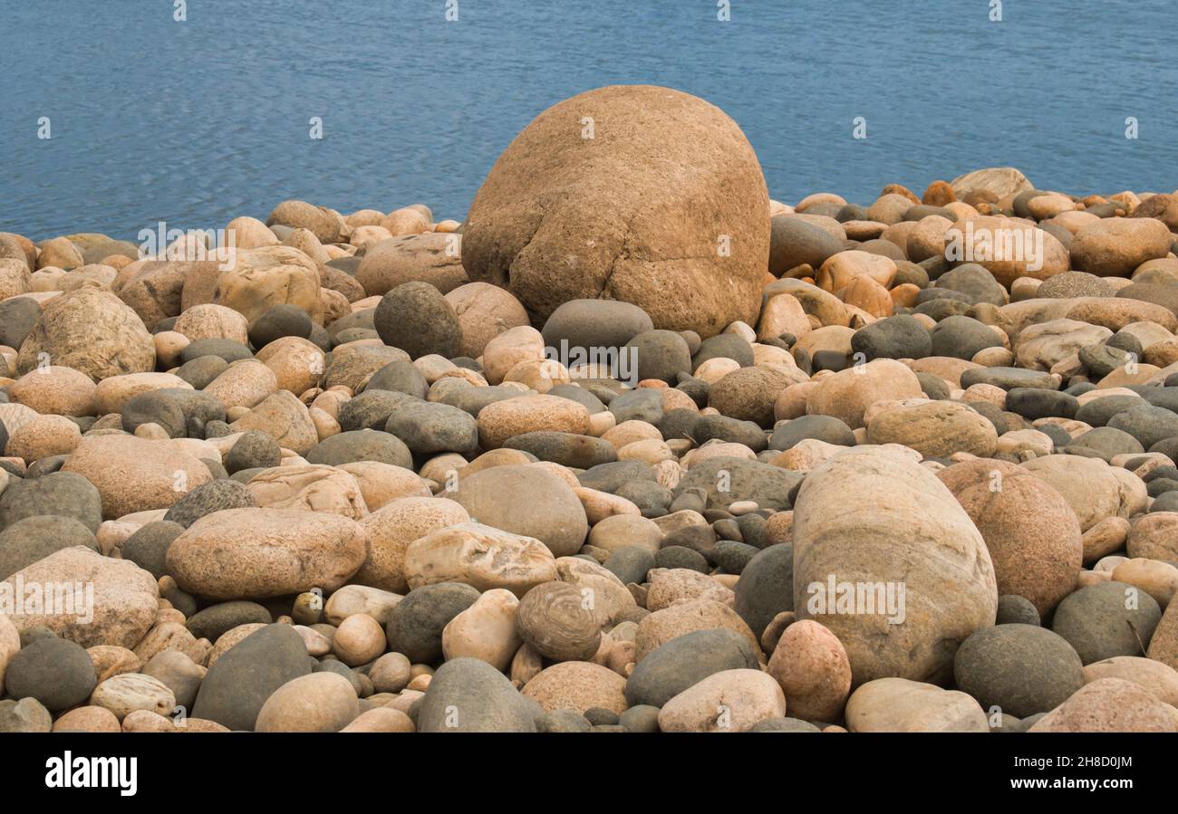 Kieselsteine sind die Felsklaste mit einem Teilchen, das auf der Udden-Wentworth-Skala der Sedimentologie basiert. Stockfoto