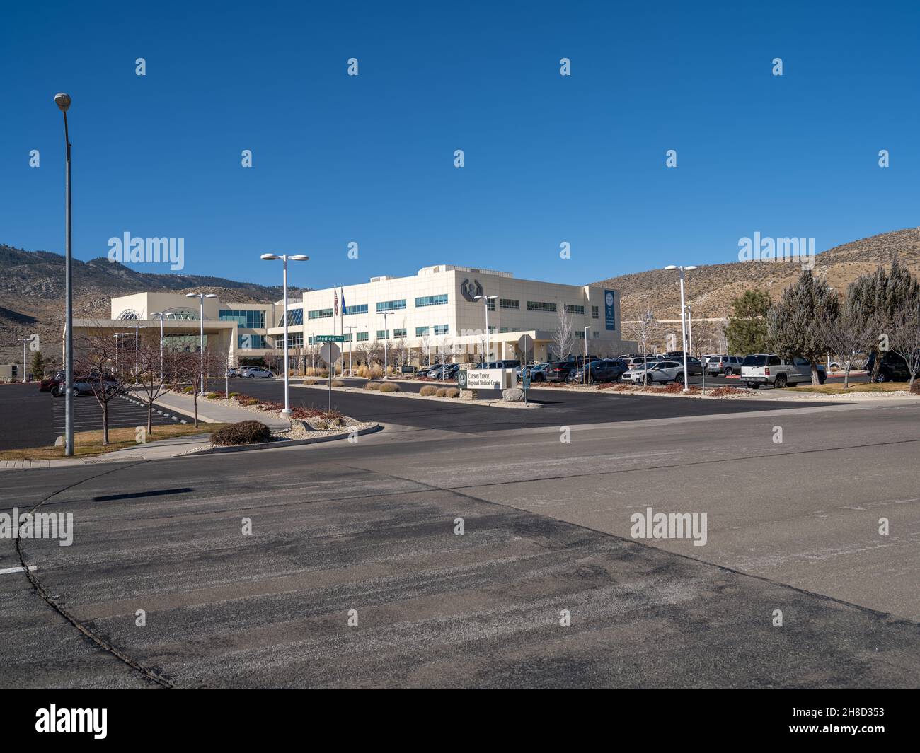 Carson City, Nevada USA - 28. November 2021: Straßenansicht des Carson Tahoe Regional Medical Center mit Autos und Lastwagen auf dem Parkplatz. Stockfoto