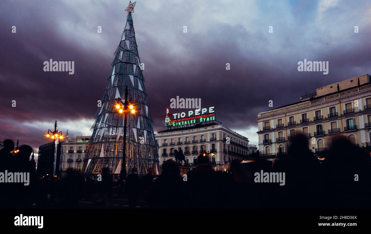 Fußgänger an der Puerta del Sol in Madrid, Spanien zur Weihnachtszeit Stockfoto