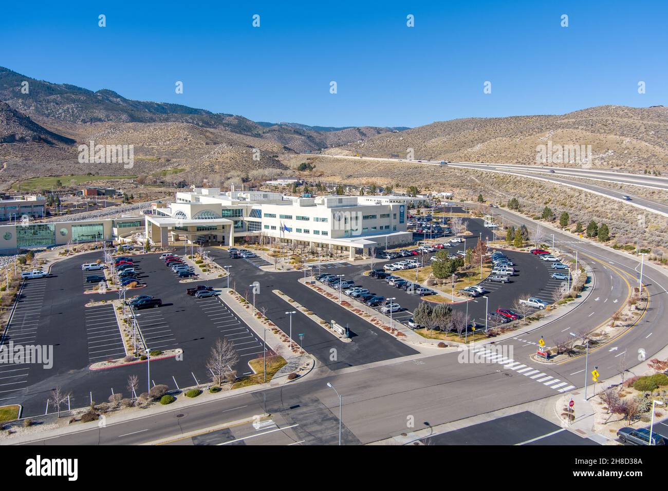 Carson City, Nevada USA - 28. November 2021: Luftaufnahme des medizinischen Campus des Carson Tahoe Hospitals, umgeben von Wüstenbergen mit blauem Himmel. Stockfoto