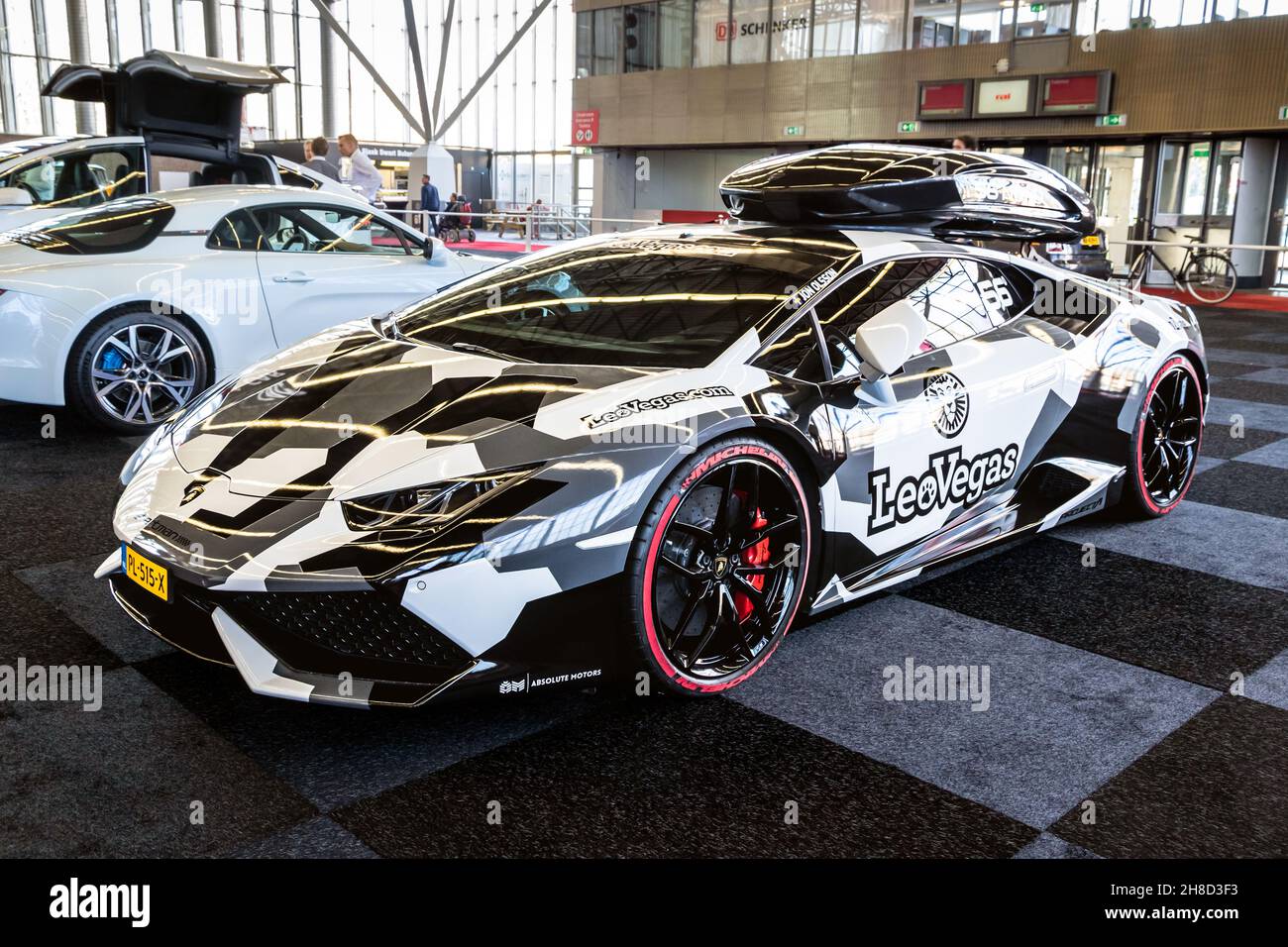 Lamborghini Huracan 724 Sportwagen mit Ski-Box auf dem Amsterdamer Automobilsalon vorgestellt. 5. April 2019. Stockfoto