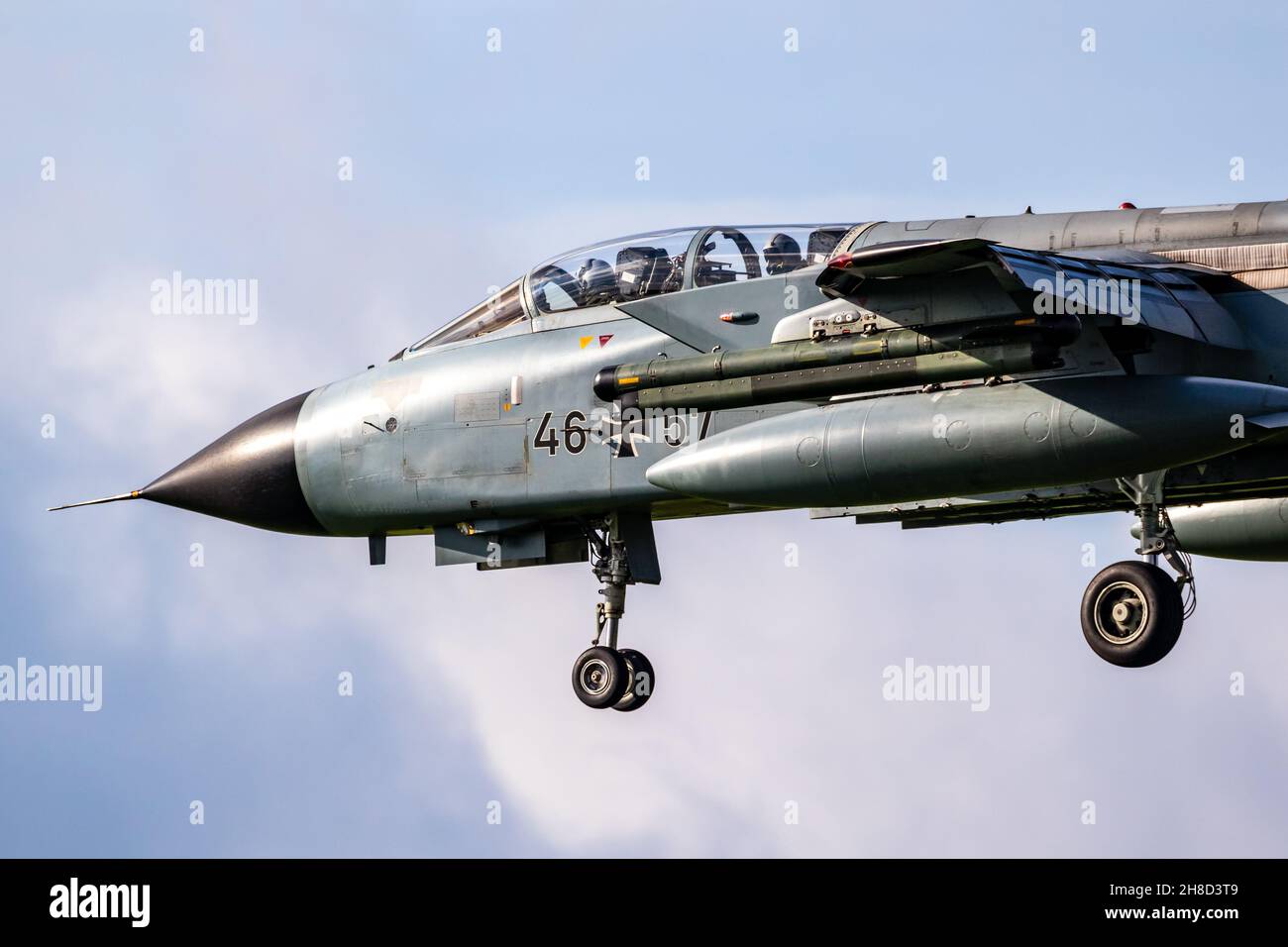 Der Bomberjet der deutschen Luftwaffe Panavia Tornado von TLG-33 Buchel kommt auf dem Luftwaffenstützpunkt Leeuwarden an. 7. Oktober 2021 Stockfoto