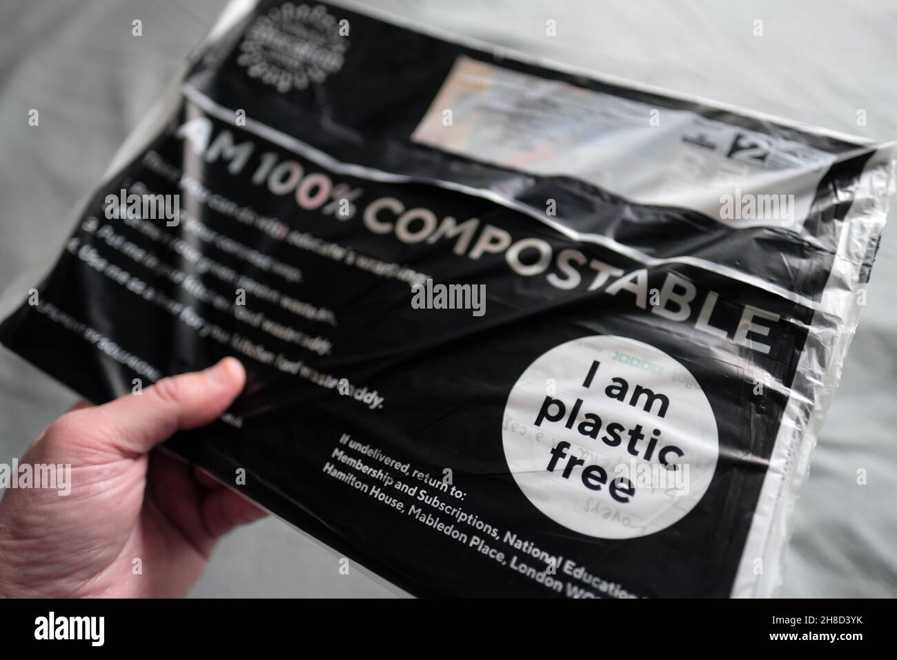 Umweltfreundliche kompostierbare Zeitschriftenverpackung verwendet, um Zeitschriften durch die Post zu senden ist Kunststoff frei - UK 2021 Stockfoto