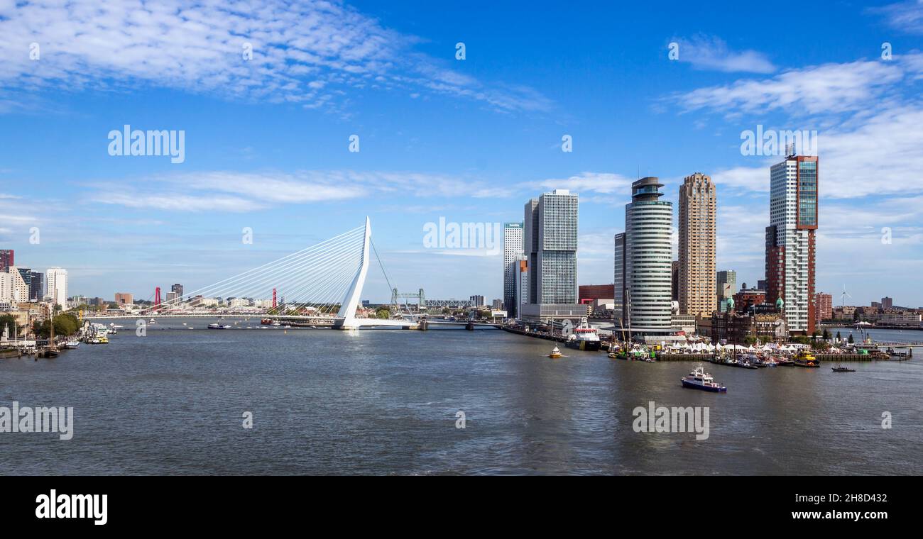 Panoramablick von der Maas auf die Erasmus-Brücke und modernes Hochhaus auf Kop van Zuid. Rotterdam, Zuid-Holland, Niederlande - September 9, Stockfoto