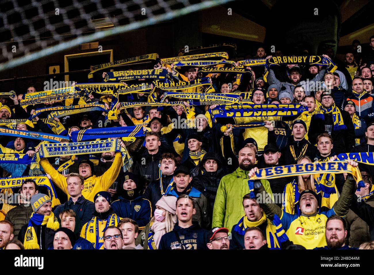 Broendby, Dänemark. 25th, November 2021. Fußballfans von Broendby WERDEN WÄHREND des UEFA Europa League-Spiels zwischen Broendby IF und Lyon im Broendby-Stadion in Broendby auf den Tribünen gesehen. (Foto: Gonzales Photo - Robert Hendel). Stockfoto