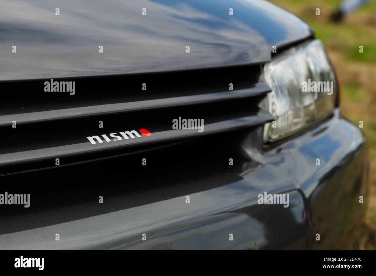 SWINDON, GROSSBRITANNIEN - 08. Aug 2021: Nahaufnahme des Nissan Skyline GTR Nimso-Logos Stockfoto
