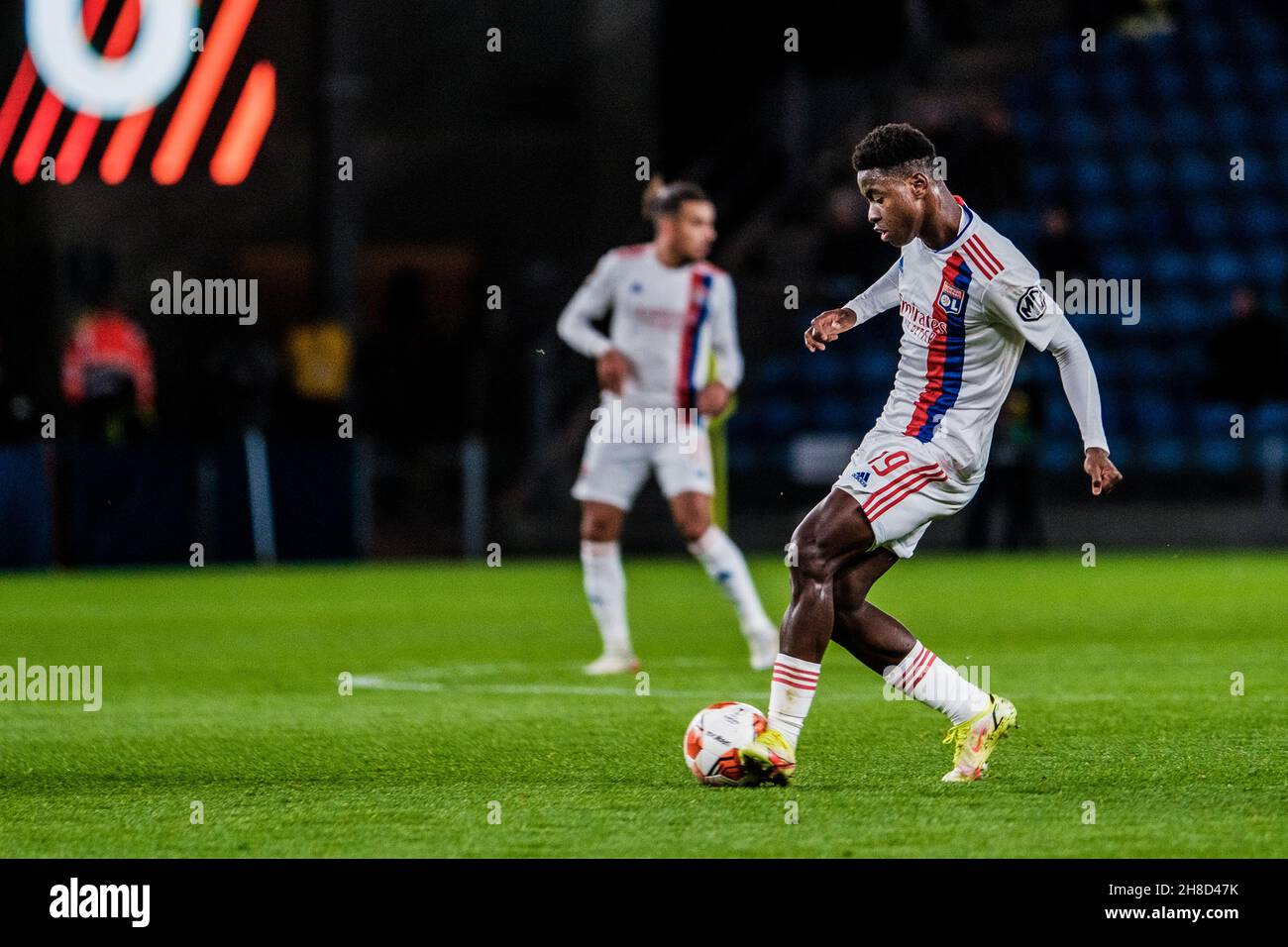 Broendby, Dänemark. 25th, November 2021. Habib Keita (19) aus Lyon während des UEFA Europa League-Spiels zwischen Broendby IF und Lyon im Broendby-Stadion in Broendby. (Foto: Gonzales Photo - Robert Hendel). Stockfoto