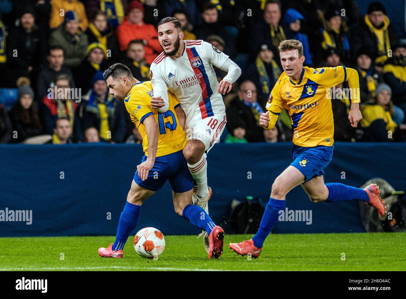 Broendby, Dänemark. 25th, November 2021. Rayan Cherki (18) aus Lyon und Blas Riveros (15) aus Broendby, WENN er während des UEFA Europa League-Spiels zwischen Broendby IF und Lyon im Broendby Stadion in Broendby gesehen wurde. (Foto: Gonzales Photo - Robert Hendel). Stockfoto