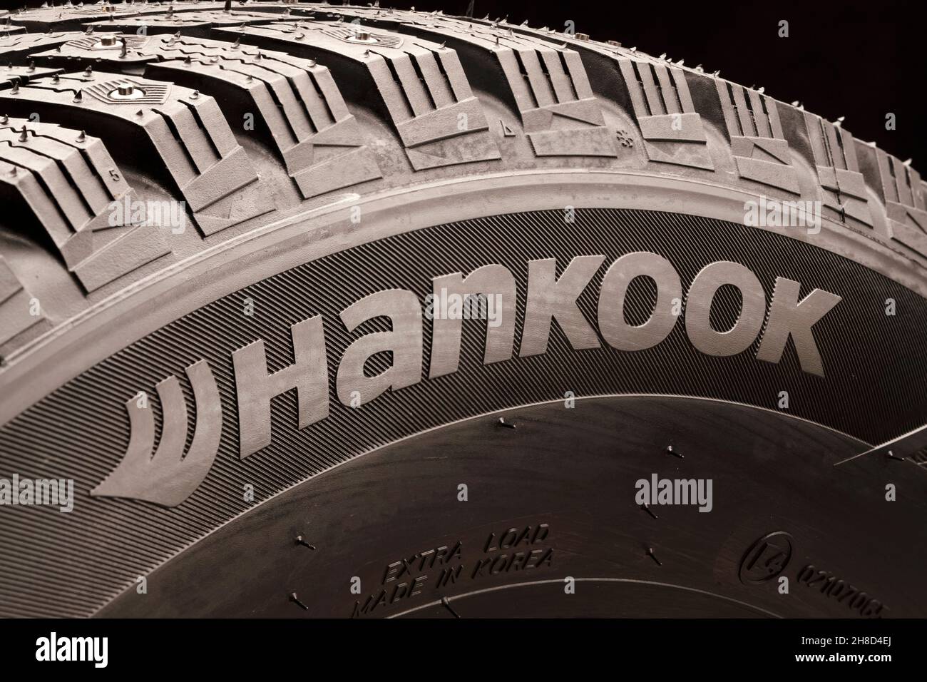 Hankook ist das Logo eines koreanischen Unternehmens auf der Seitenwand eines Winterreifens. krasnojarsk russland 2021. 11. 29. Stockfoto
