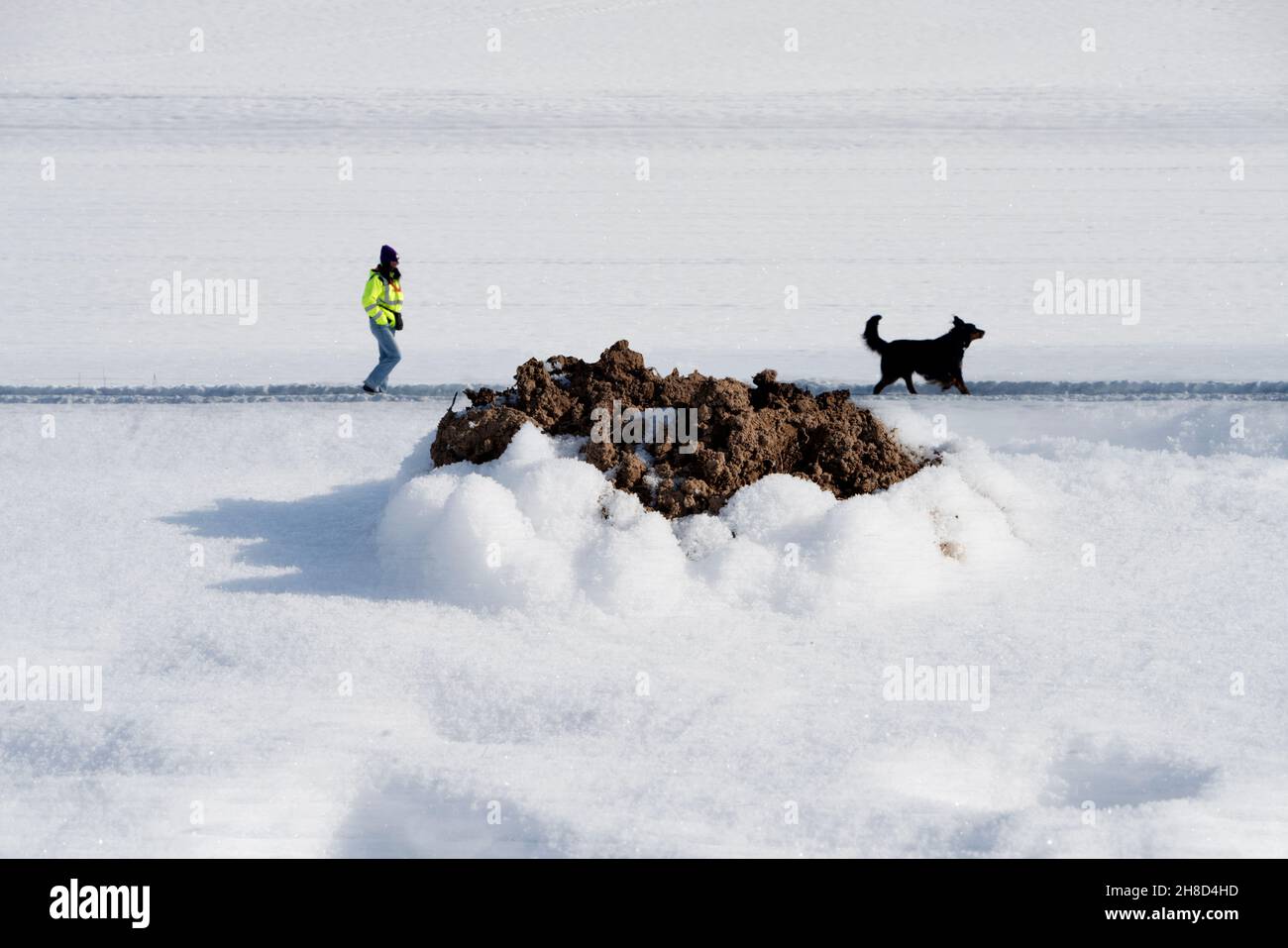 Schneeoberfläche mit einem Molehill, doppelte Belichtung Stockfoto