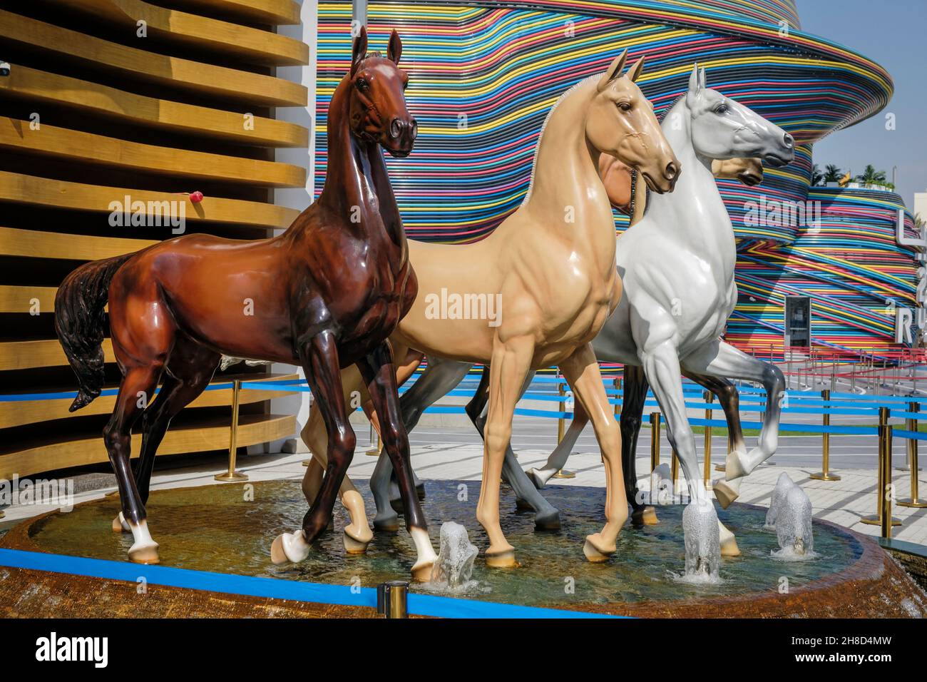 Eine Brunnenskulptur mit Akhal-Teke-Pferden vor dem Turkmenistan Pavilion auf der Expo 2020 in Dubai Stockfoto