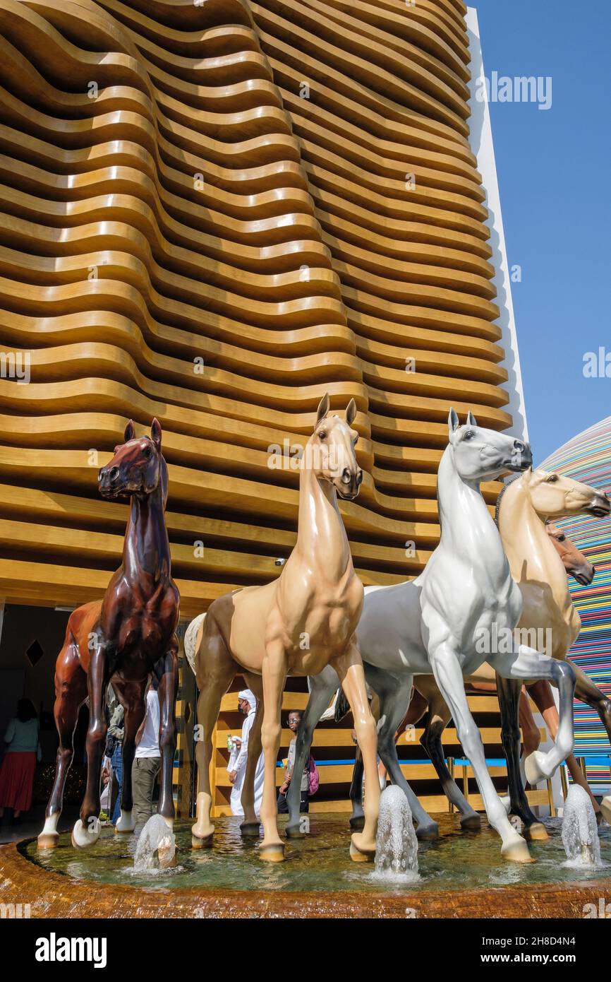 Eine Brunnenskulptur mit Akhal-Teke-Pferden vor dem Turkmenistan Pavilion auf der Expo 2020 in Dubai Stockfoto