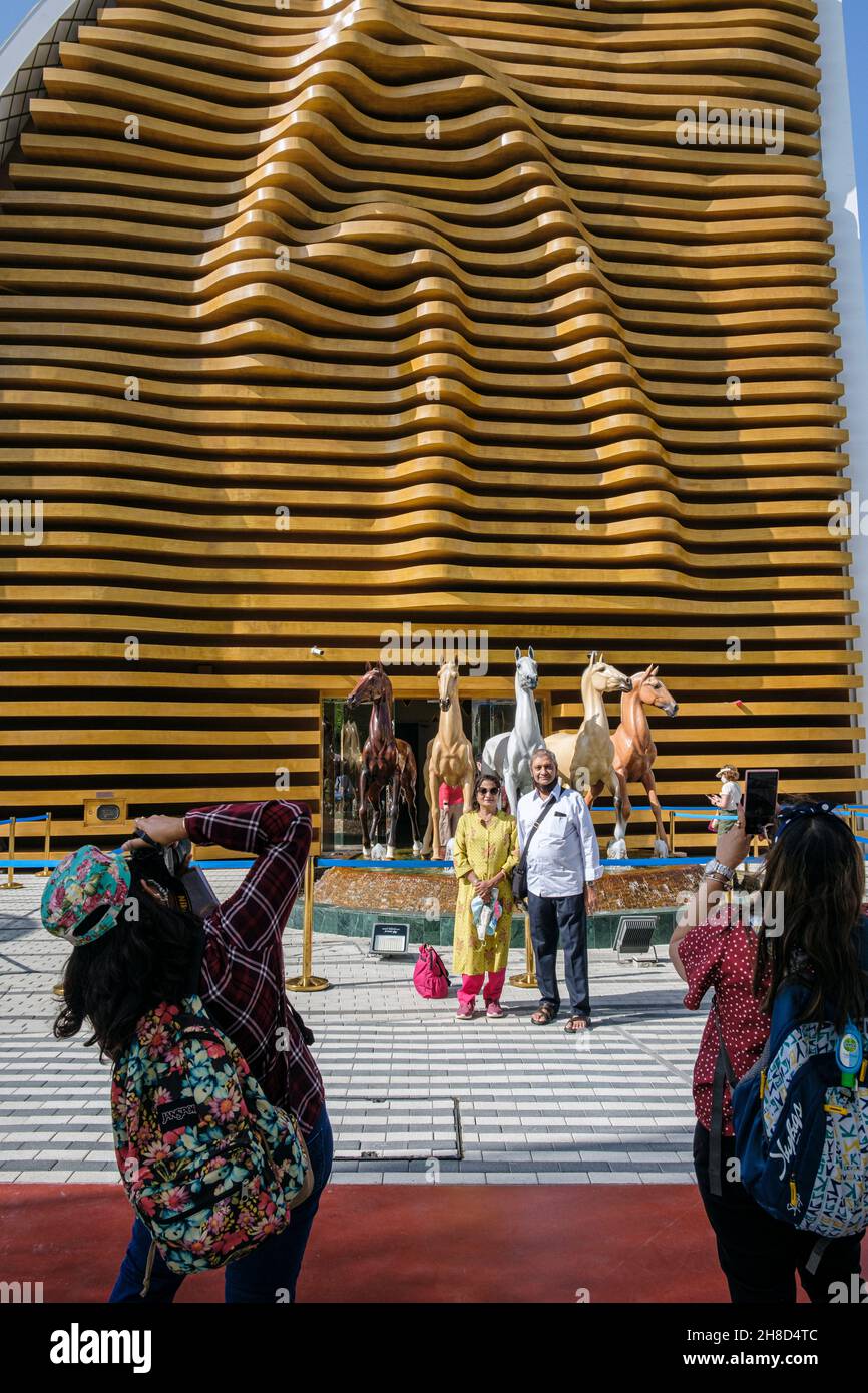 Aufnahme eines Fotos mit der Skulptur der Akhal-Teke-Pferde vor dem Turkmenistan Pavilion, Expo 2020, Dubai Stockfoto