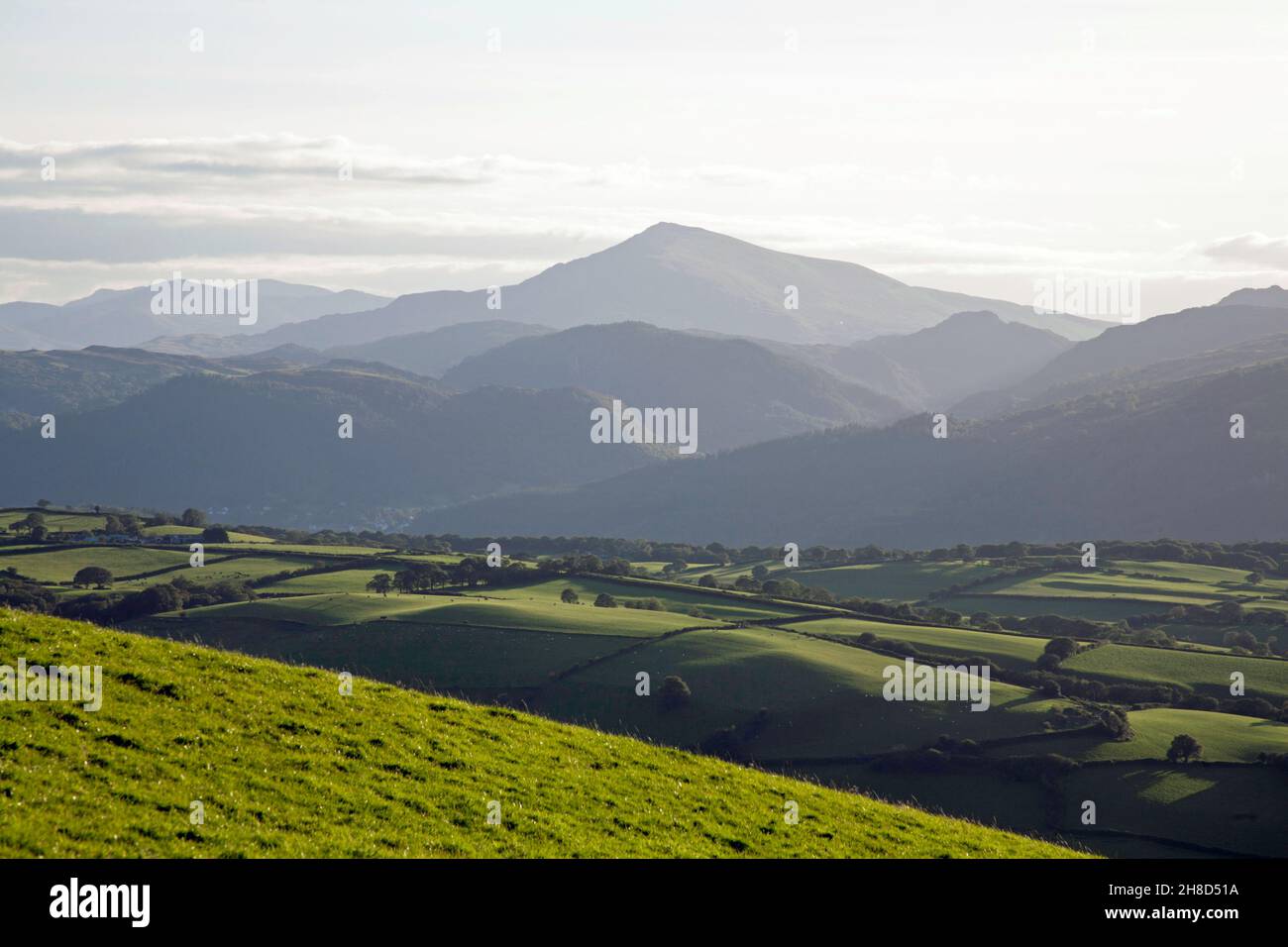 Moel Siabod steigt an einem Herbstmorgen aus der Nähe des Dorfes Eglwysbach Snowdonia North Wales über das Conwy Valley Stockfoto