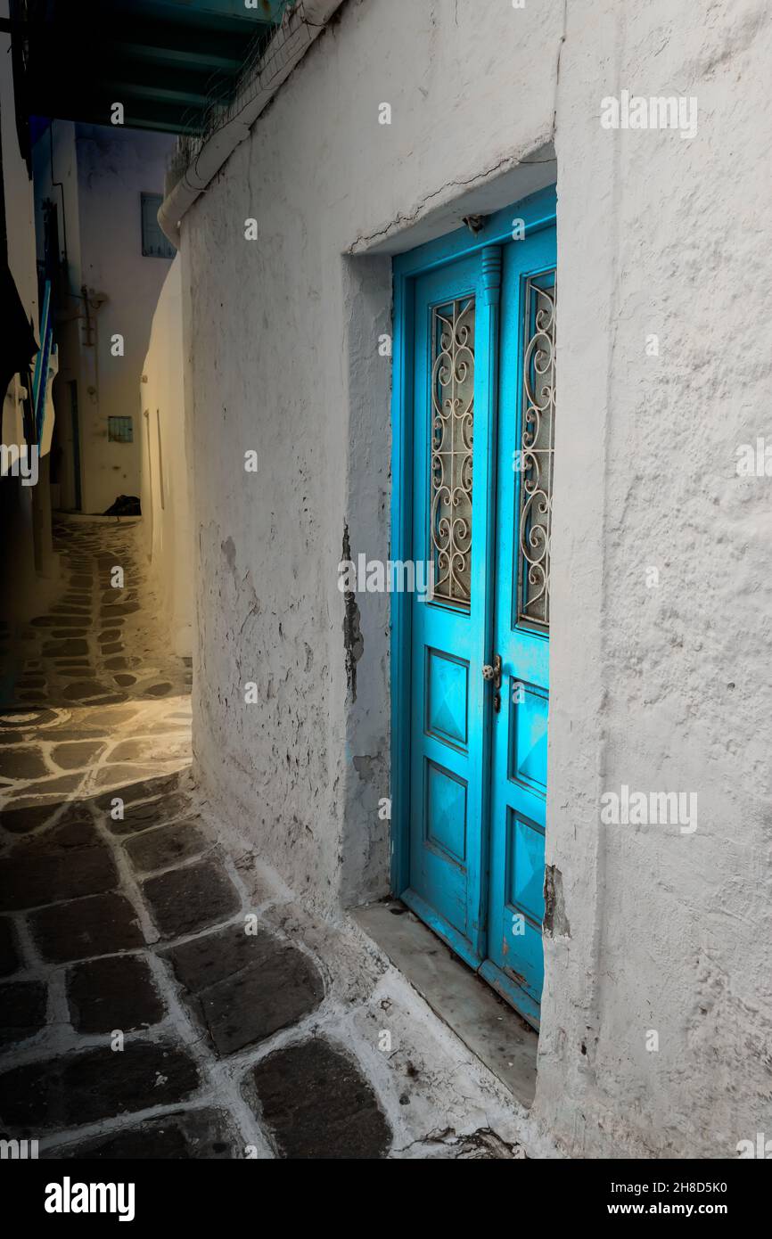 Blaue Doppeltür in einer dunklen Gasse in Griechenland. Stockfoto