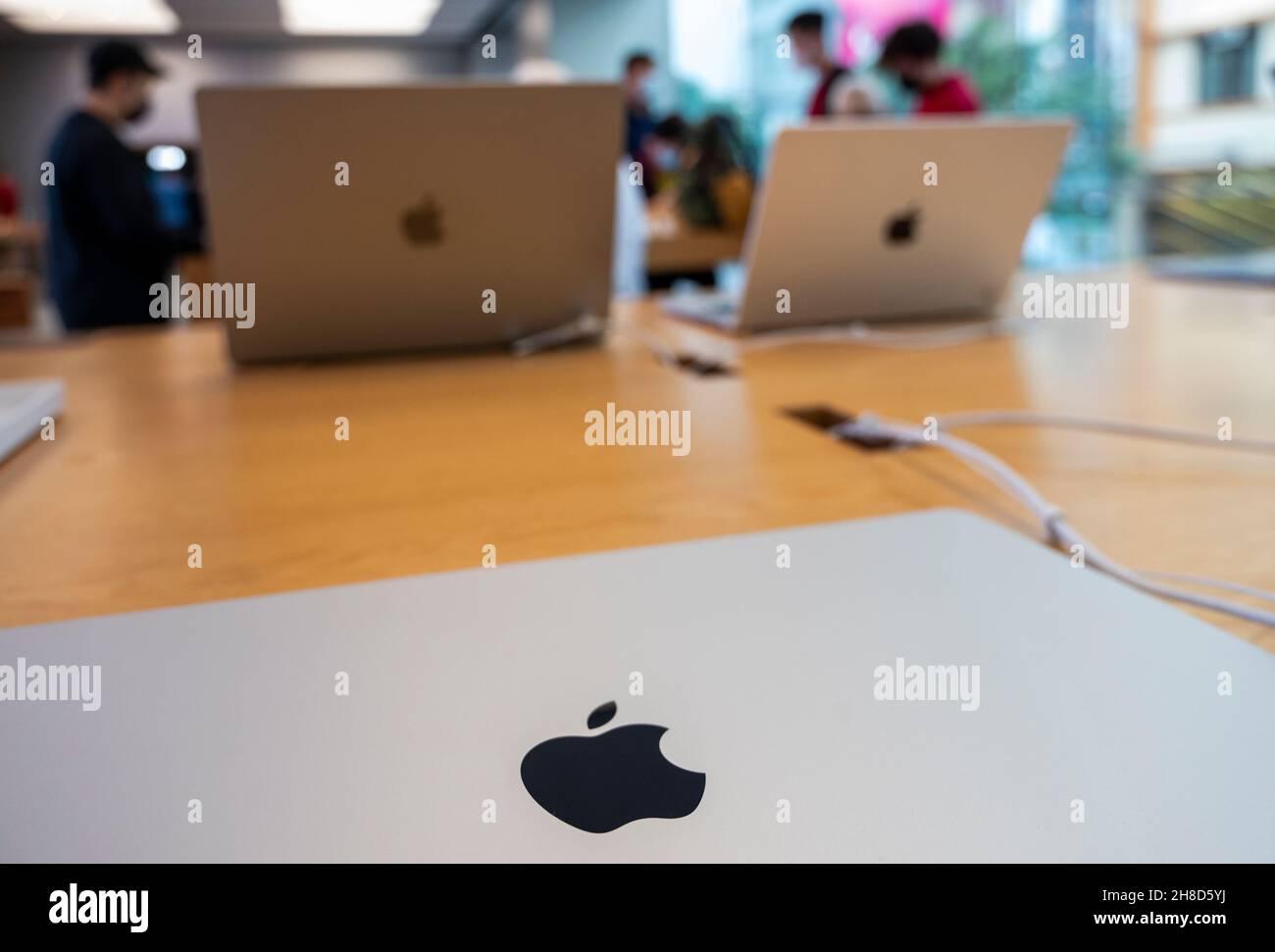 Hongkong, China. 29th. November 2021. Die neuen Macbook Pro Laptops mit den Computerchips M1 Pro und M1 Max in einem Apple Store in Hongkong. Kredit: SOPA Images Limited/Alamy Live Nachrichten Stockfoto