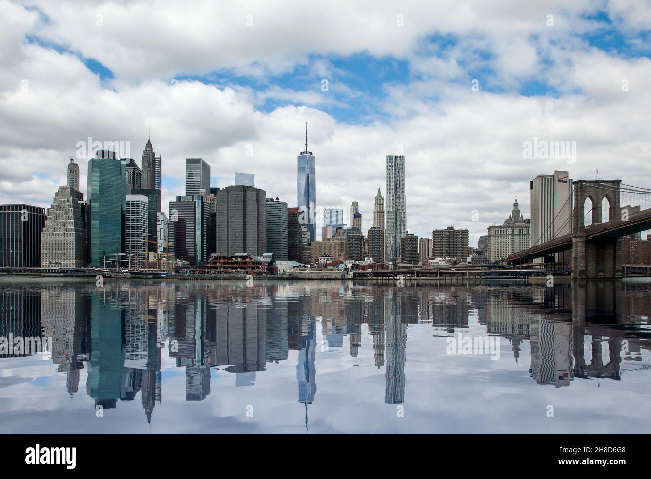 NEW YORK, NY, USA - 23. APRIL 2014: Panorama von Manhattan in New York City mit künstlichem Wasser, das Reflexionen von der Skyline zeigt Stockfoto