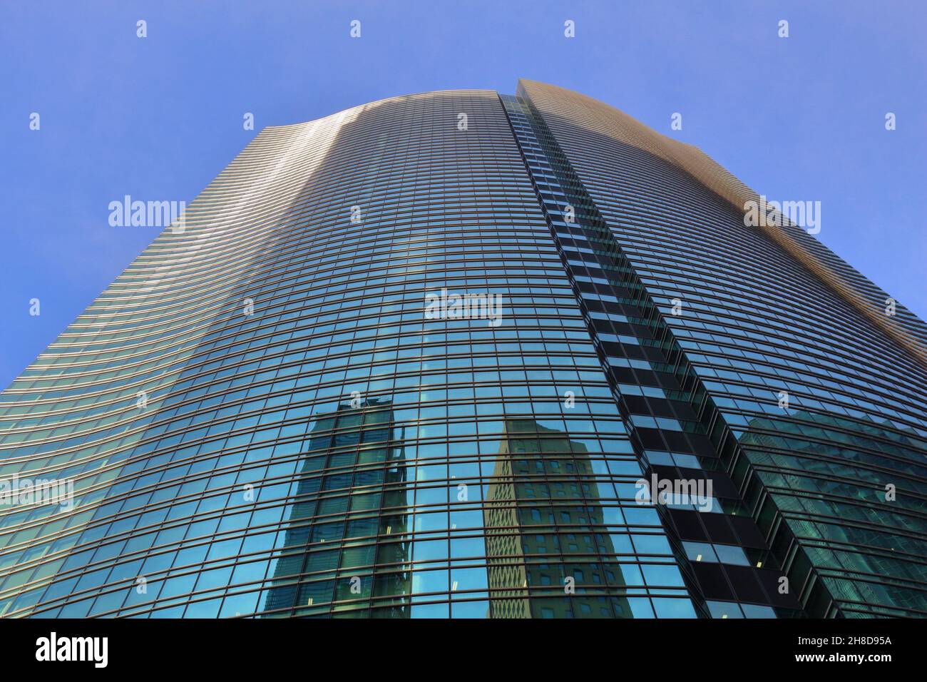 Tokio, Japan - Dezember 2, 2016: Shiodome City Center Wolkenkratzer in Tokio, Japan. Es ist ein Teil von Shiodome Sio-Site Entwicklung in 2003 abgeschlossen. Stockfoto