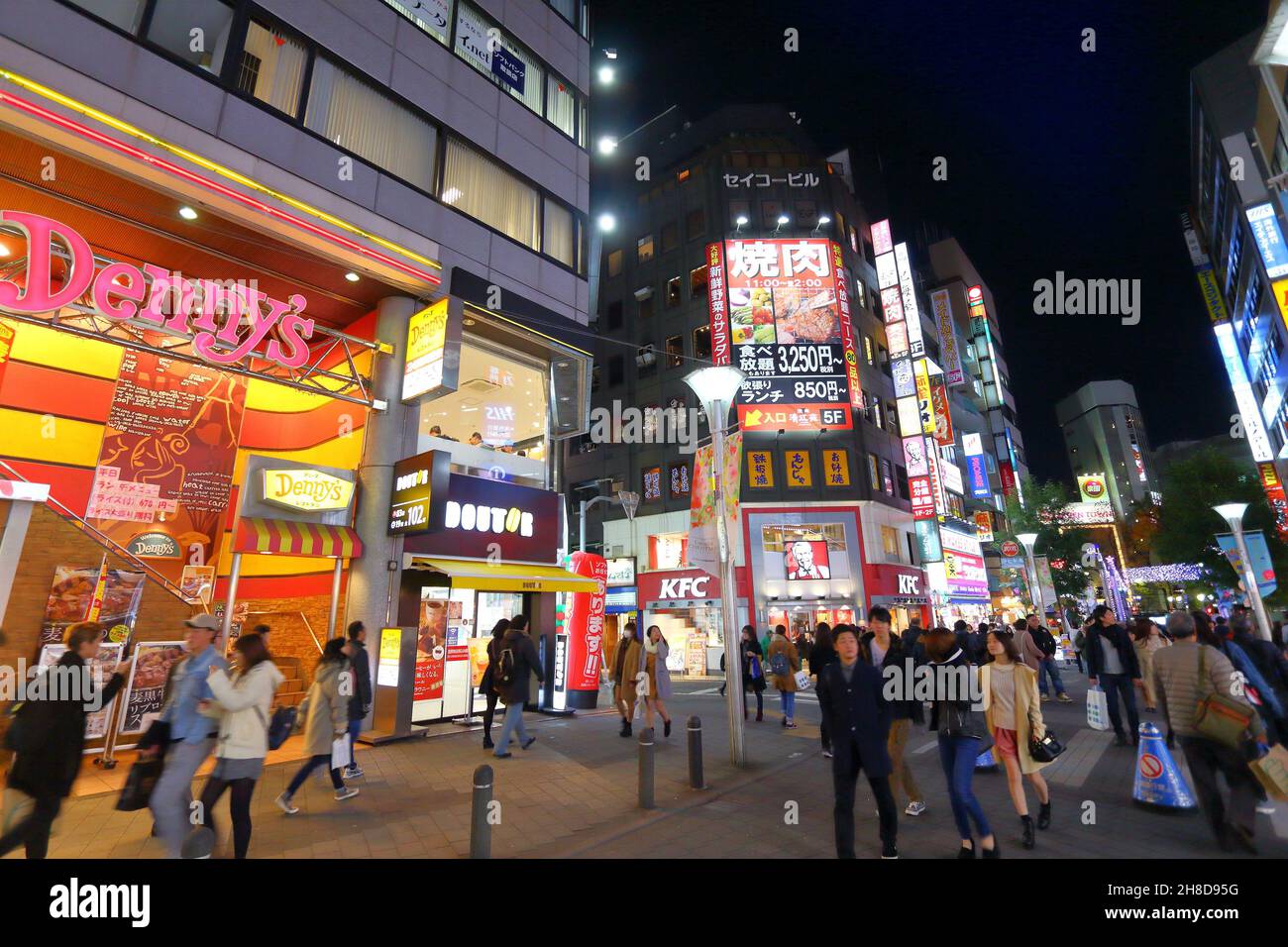 TOKIO, JAPAN - 29. NOVEMBER 2016: Menschen besuchen die Stadt Tokio Ikebukuro bei Nacht. Ikebukuro ist ein Handels- und Unterhaltungsviertel in Toshima Stockfoto