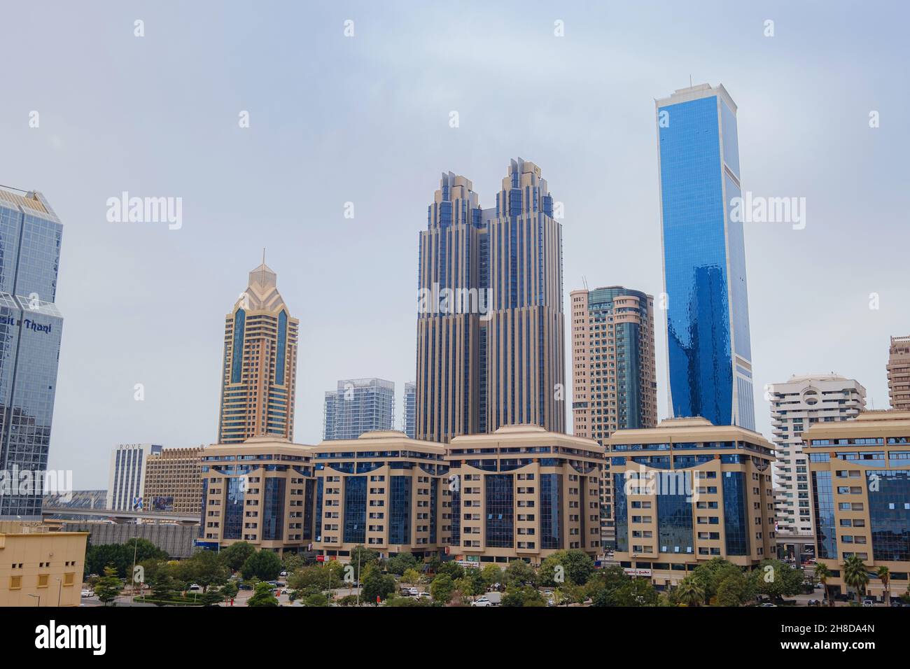 Dubai, VAE 19. Februar 2021: Die Gate Avenue ist eine neue Promenade im internationalen Finanzzentrum von Dubai. Es verbindet alle Wolkenkratzer im DIFC. Neues Projekt der Regierung. Stockfoto