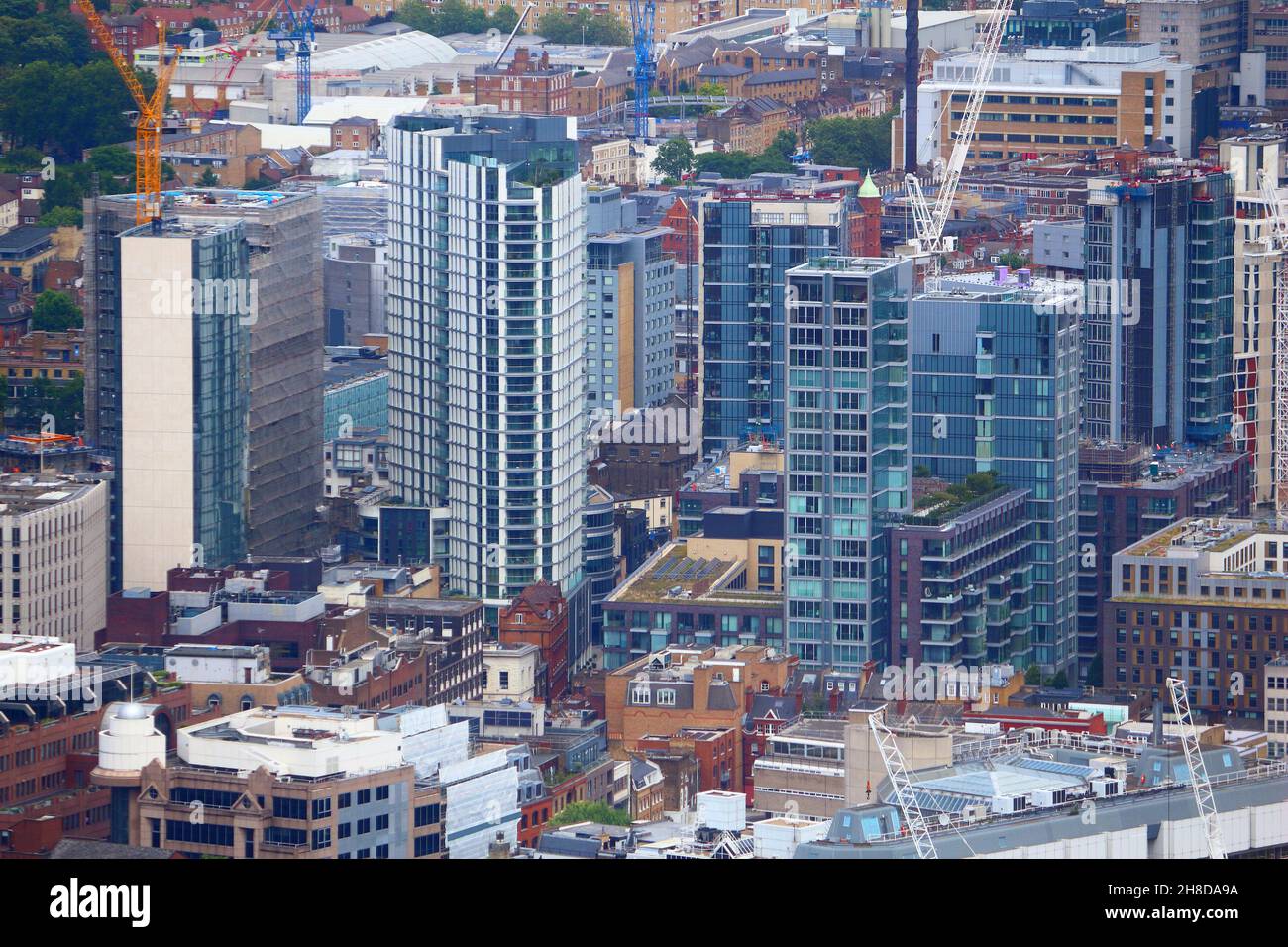 Moderne Entwicklung in London - Luftaufnahme mit Wolkenkratzern im Gebiet von Whitechapel. Stockfoto