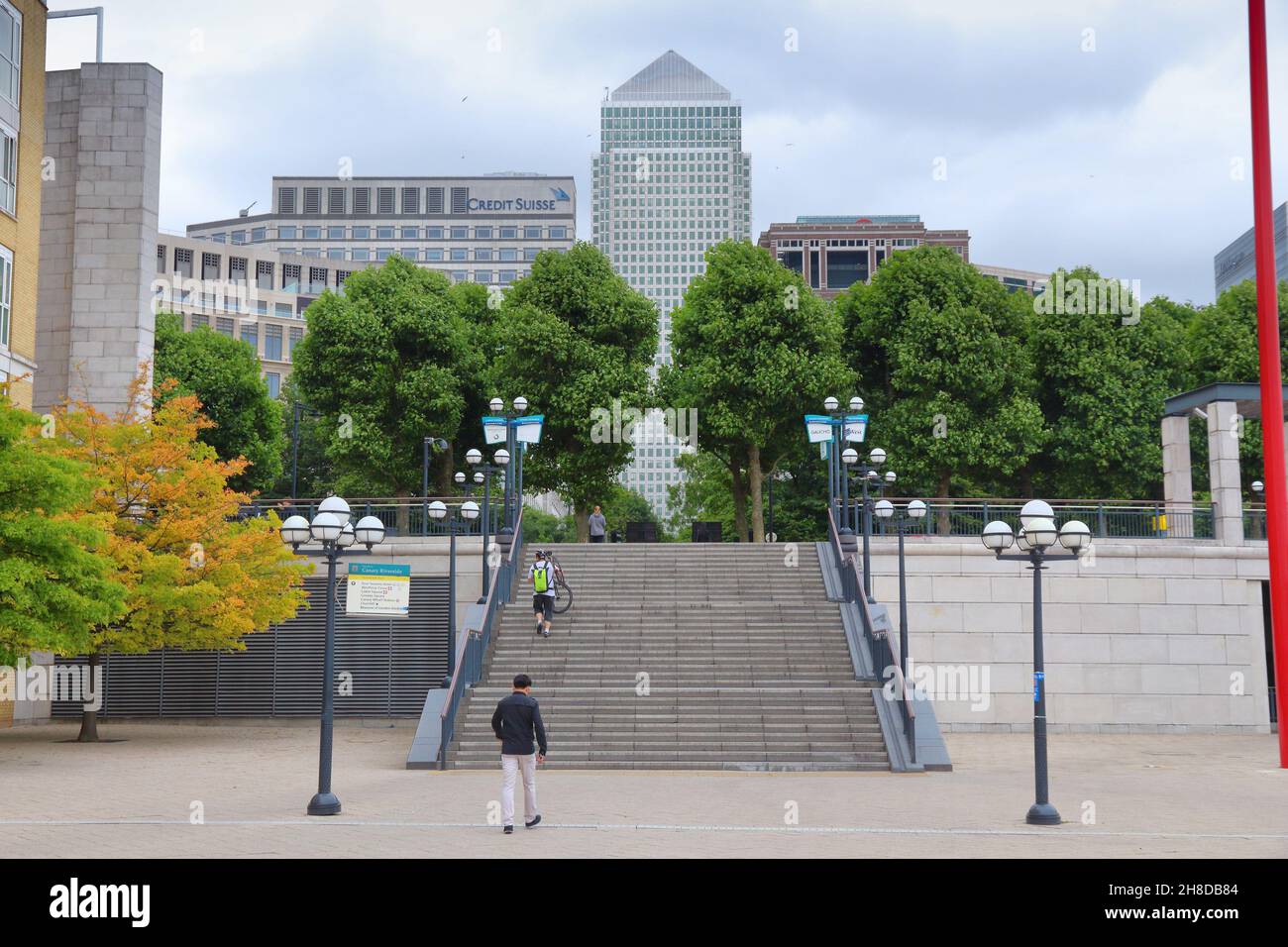 LONDON, Großbritannien - 8. JULI 2016: die Menschen besuchen Canary Wharf modernen Bereich in London, UK. Canary Wharf ist London's zweite Finanzzentrum. Stockfoto