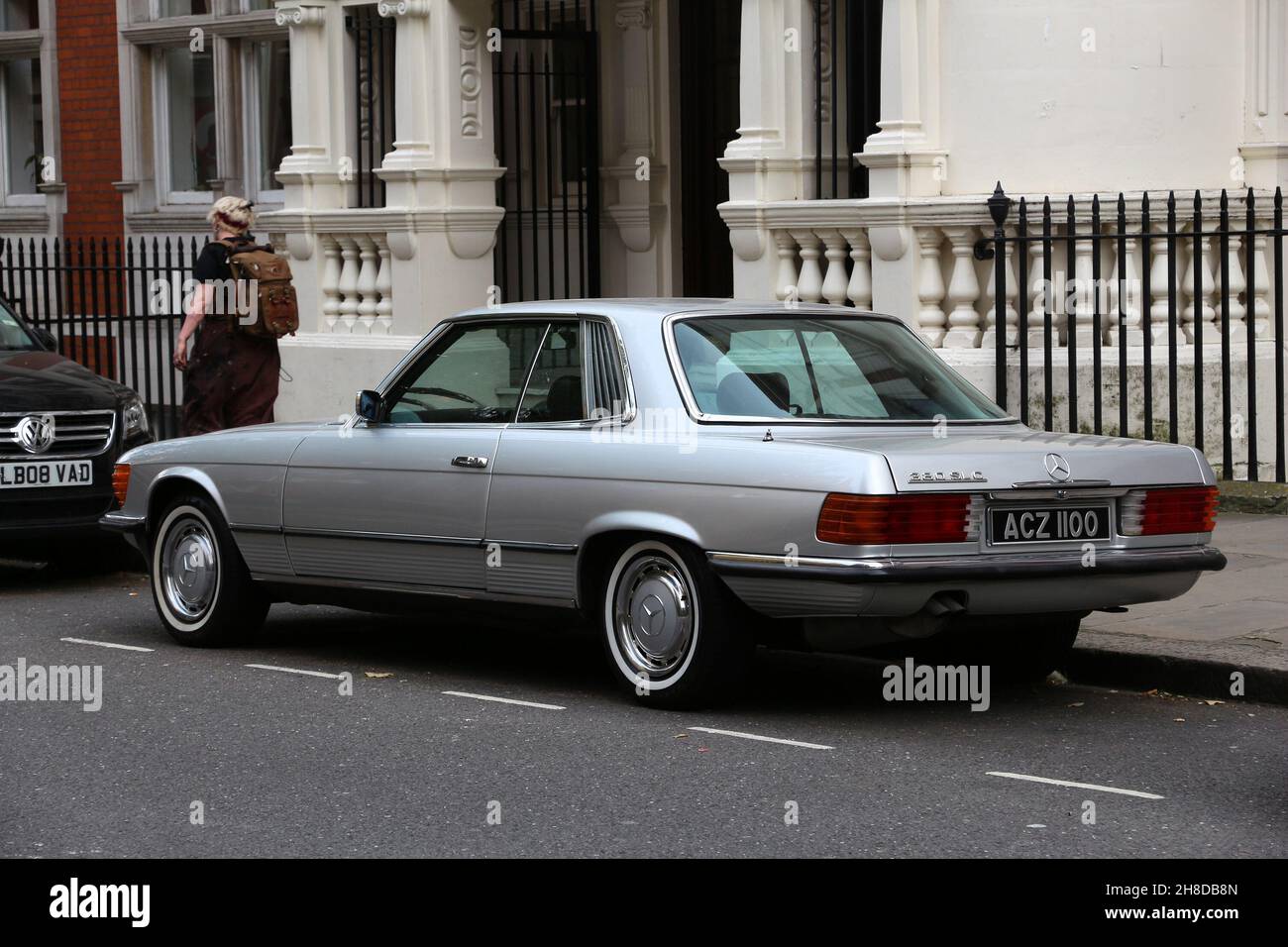 London, Großbritannien - 6. JULI 2016: Klassischer Mercedes SL (R107) Luxus-Coupé-Wagen in London, Großbritannien geparkt. In London sind 2,6 Millionen Autos zugelassen. Stockfoto