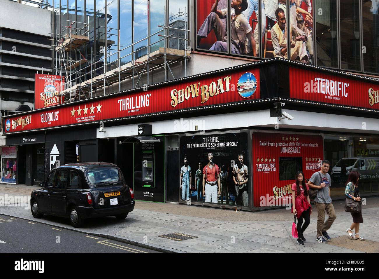 London, Großbritannien - 6. JULI 2016: People Walk by Dominion Theatre in London, Großbritannien. West End ist ein berühmtes Theaterviertel in London. Stockfoto