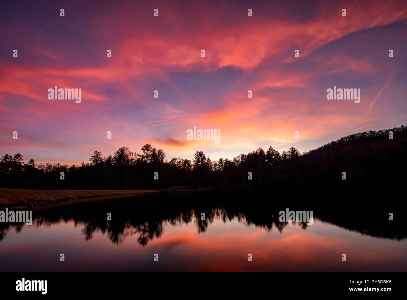 Straus See Reflexionen bei Sonnenuntergang - Brevard, North Carolina, USA Stockfoto