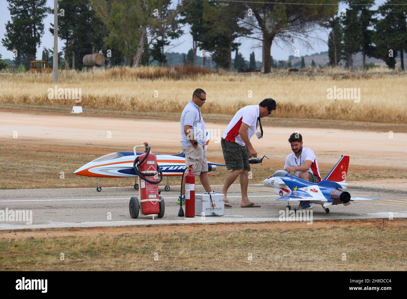 Apulien, Italien - Juni 3, 2017: Enthusiasten der Alipuglia RC Flugzeug Club nehmen Sie teil an einer lokalen Radio Controlled Turbine jet Ereignis in Oria, Apul Stockfoto