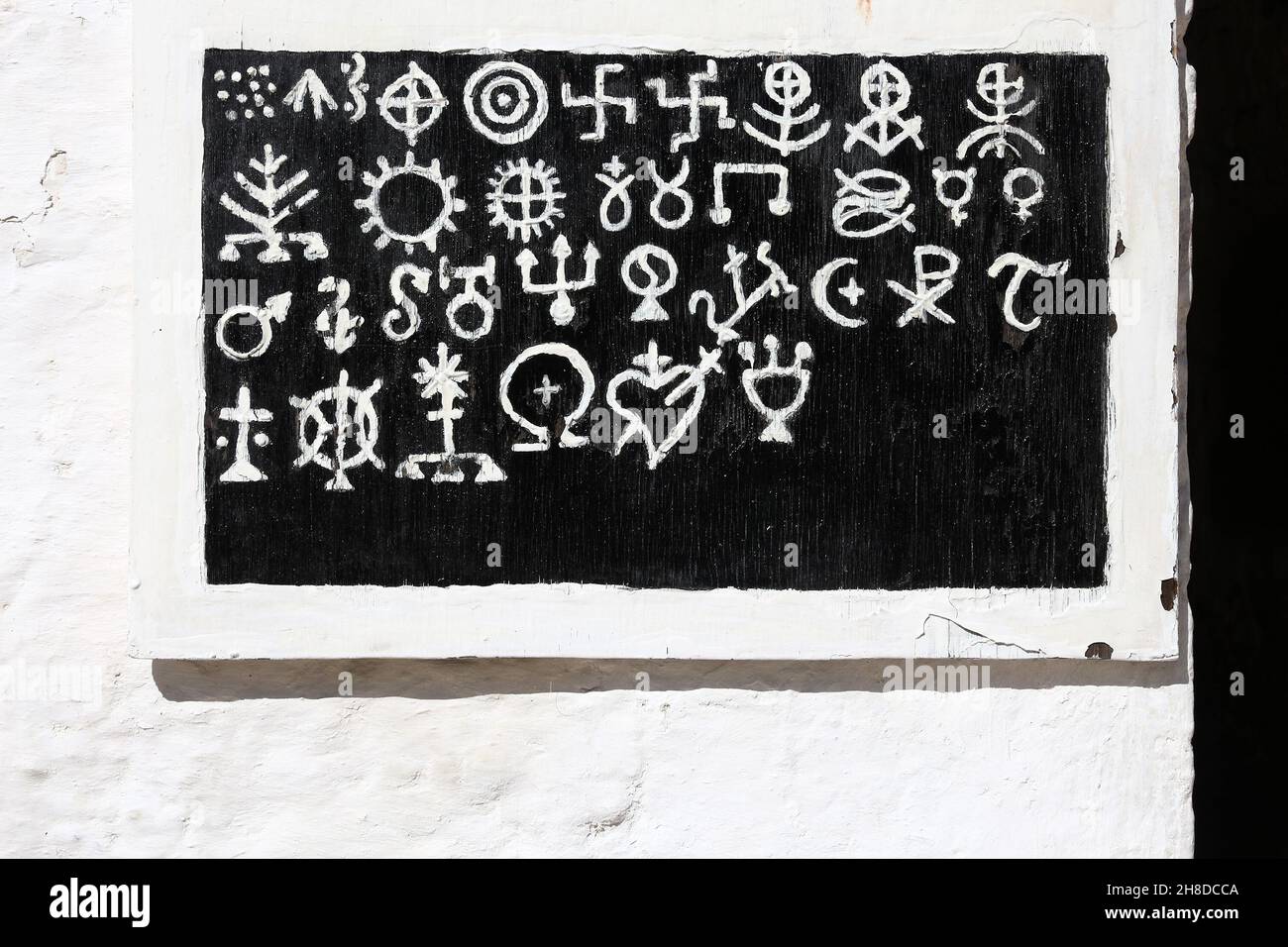 ALBEROBELLO, ITALIEN - 29. MAI 2017: Der seltsame, traditionelle Codesymbolsatz von Alberobello, Italien. Alberobello und seine Trulli Häuser sind ein UNESCO World H Stockfoto