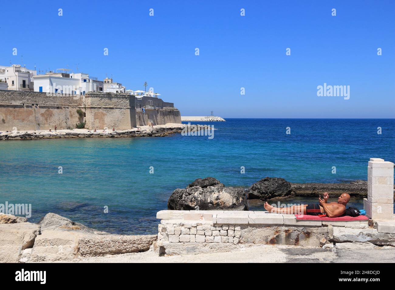 MONOPOLI, ITALIEN - 29. MAI 2017: Person genießt Monopoli Strand in Apulien, Italien. Mit 50,7 Millionen Besuchern pro Jahr gehört Italien zu den meistbesuchten Ländern Stockfoto