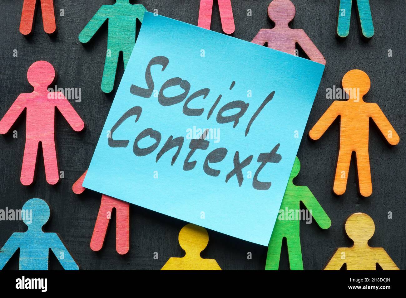 Aufkleber mit der Aufschrift sozialer Kontext auf den farbigen Figuren. Stockfoto