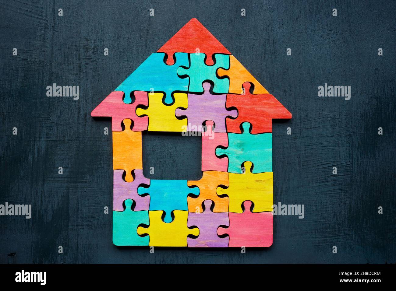 Haus aus farbigen Puzzleteilen. Vielfalt und Einbeziehung. Stockfoto