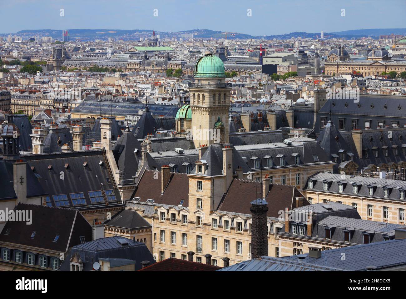 Pariser Stadtbild im Sommer mit der Universität Paris-Sorbonne. Stockfoto