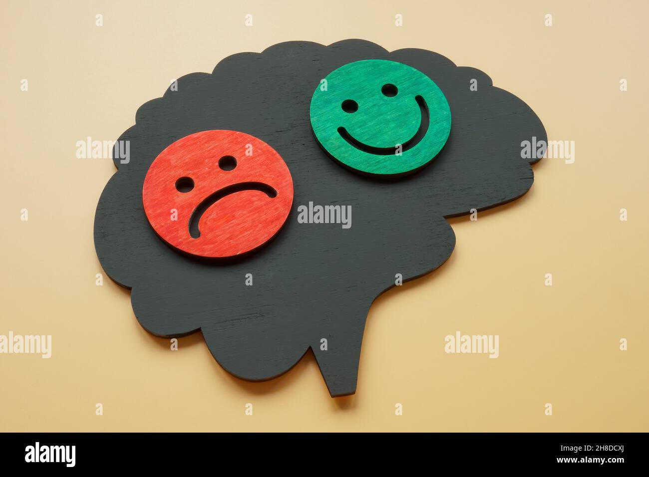Bipolare Störung Konzept. Gehirnform mit glücklichen und traurigen Emoticons. Stockfoto