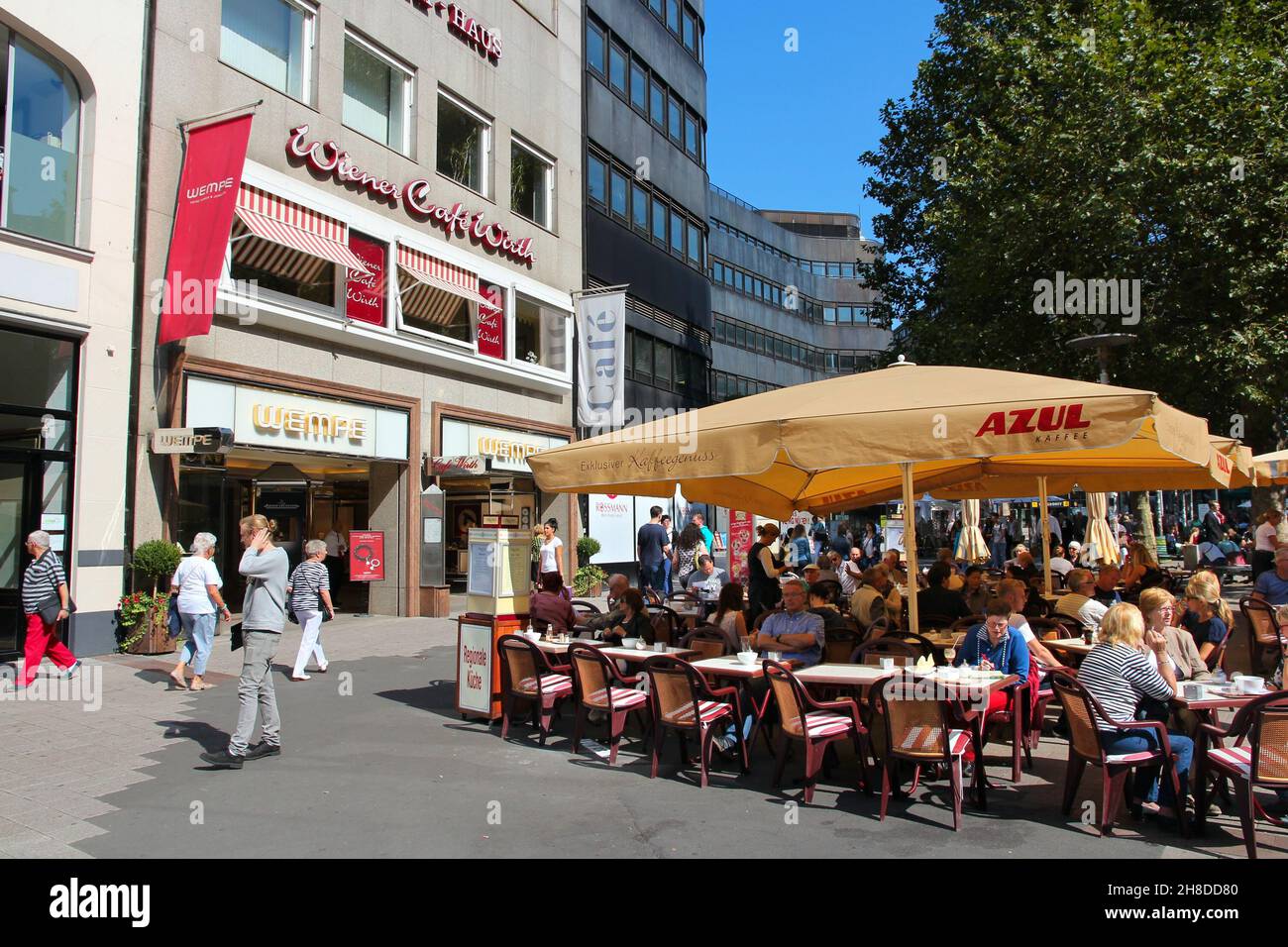 HAMBURG, DEUTSCHLAND - 28. AUGUST 2014: Menschen besuchen die Spitalerstrasse, Hamburg. Die Fußgängerzone Spitalerstrasse ist eine der beliebtesten Einkaufsstraßen Stockfoto