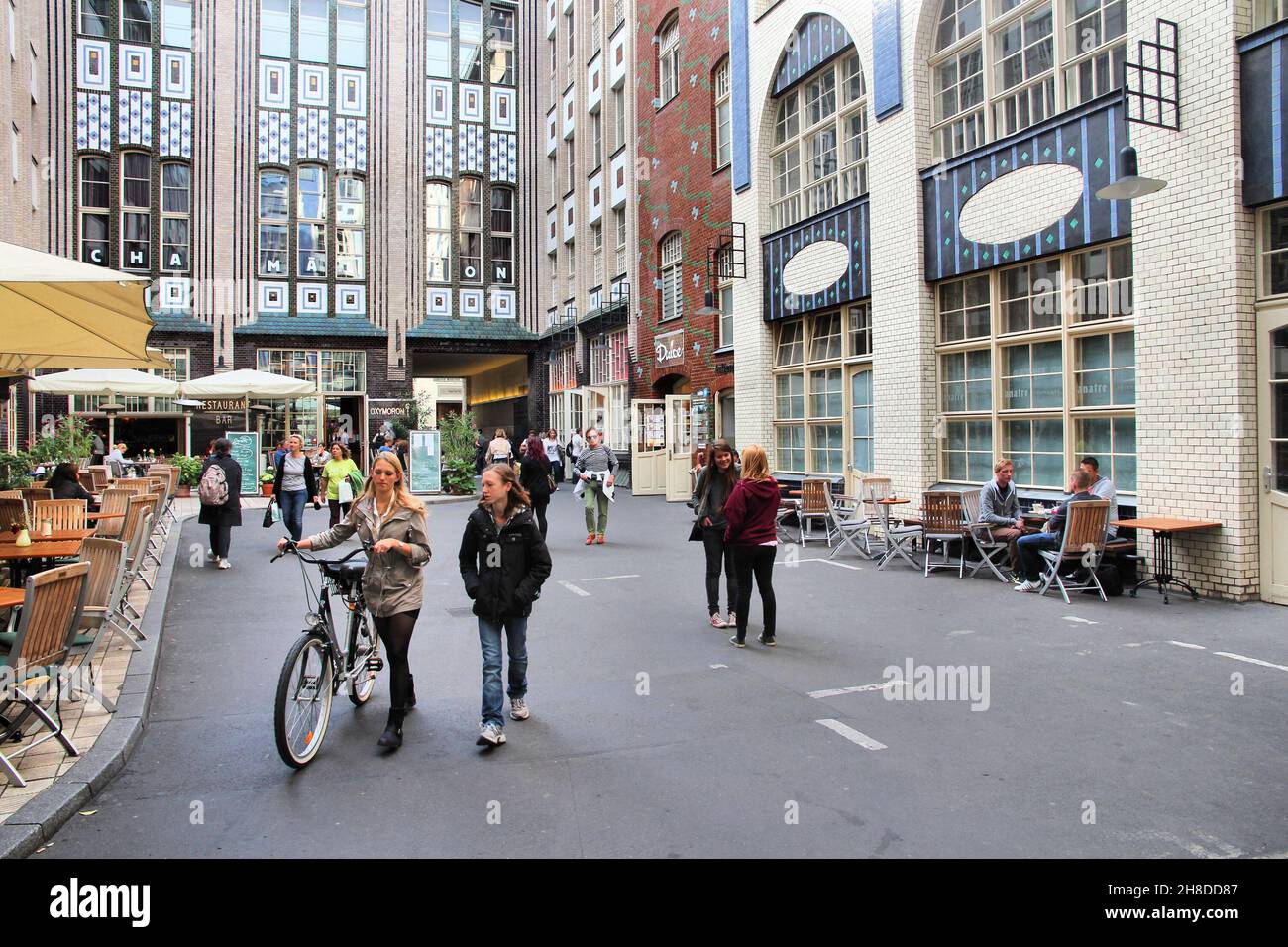 BERLIN, DEUTSCHLAND - 27 AUGUST, 2014: die Menschen besuchen alte Hackesche Höfe in Berlin. Die Jugendstil-architektur komplexe stammt aus dem Jahr 1906. Stockfoto