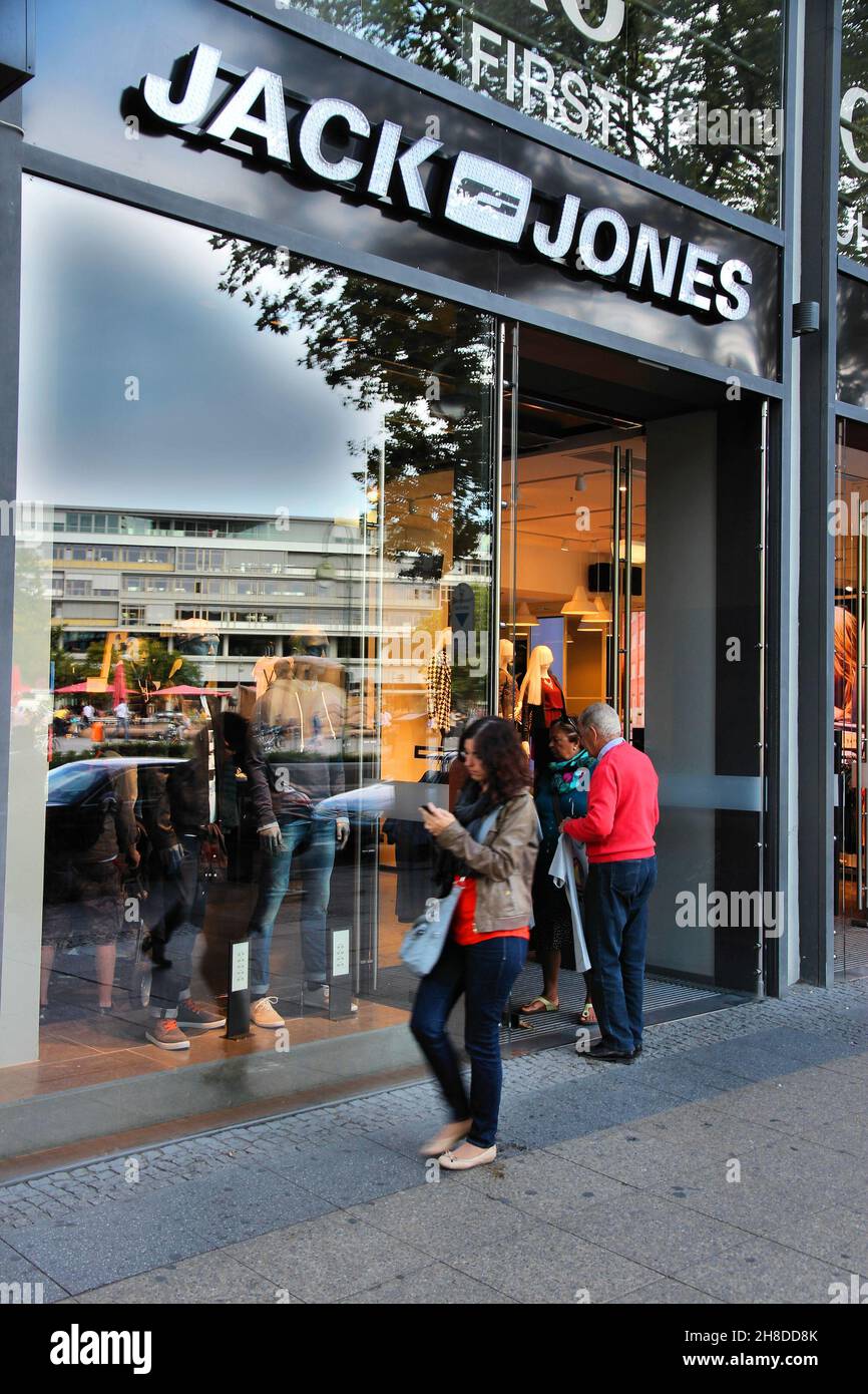 BERLIN, DEUTSCHLAND - 27. AUGUST 2014: Die Menschen besuchen Jack Jones-Bekleidungsgeschäft  am berühmten Kurfürstendamm (Ku'damm) in Berlin. Berlin ist Deutschlands  großes Land Stockfotografie - Alamy