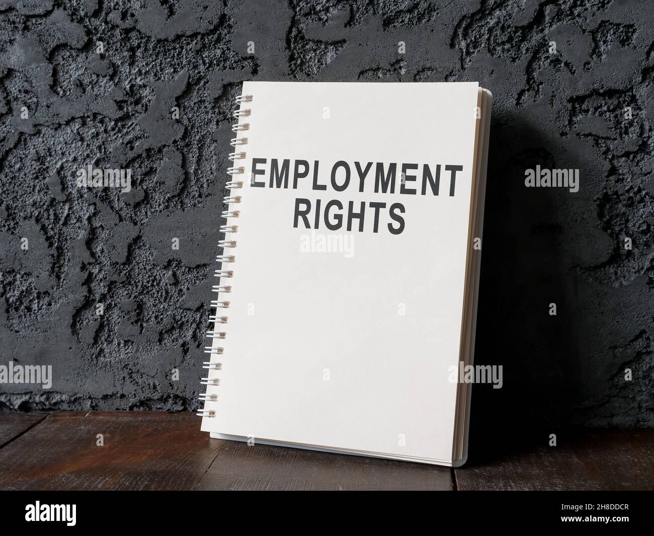 Arbeitsrechte in der Nähe einer dunklen Mauer. Stockfoto