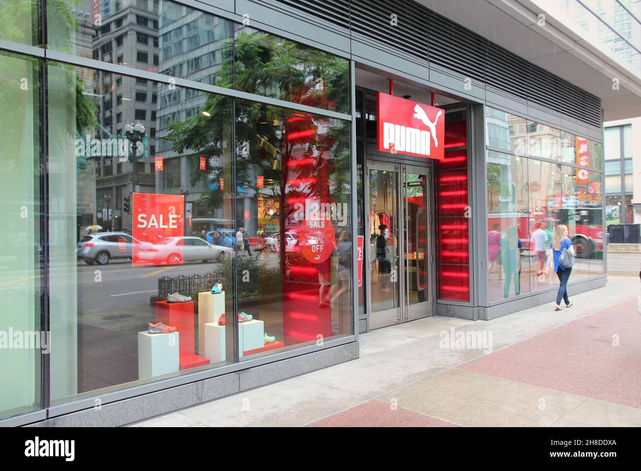 CHICAGO, USA - 26. JUNI 2013: Puma Sports Apparel Fashion Store in Chicago. Puma ist eine deutsche Sportbekleidung- und Schuhmarke. Stockfoto