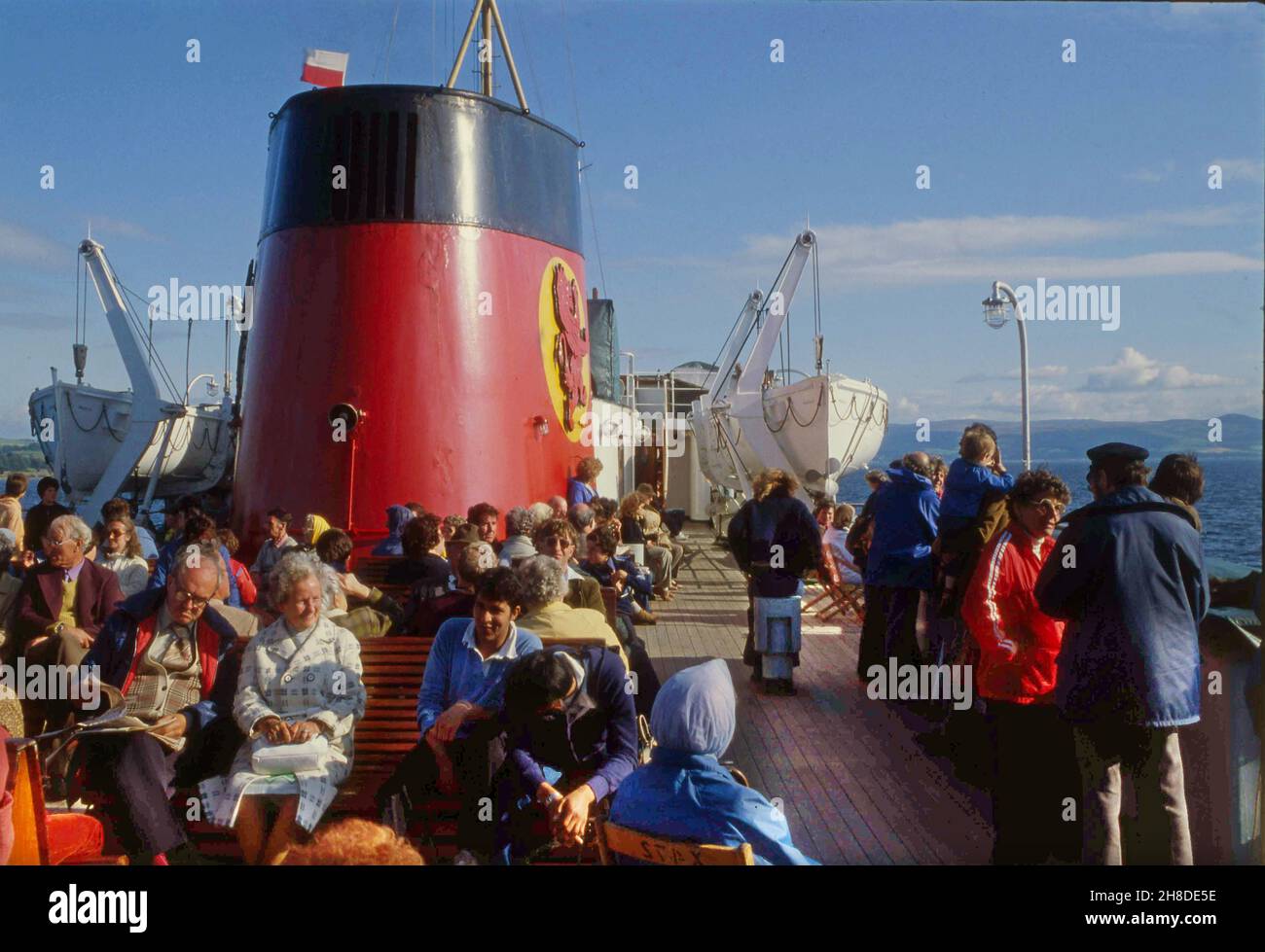 Geschäftige Szene auf dem Deck der MV Glen Sannox 1970s Stockfoto