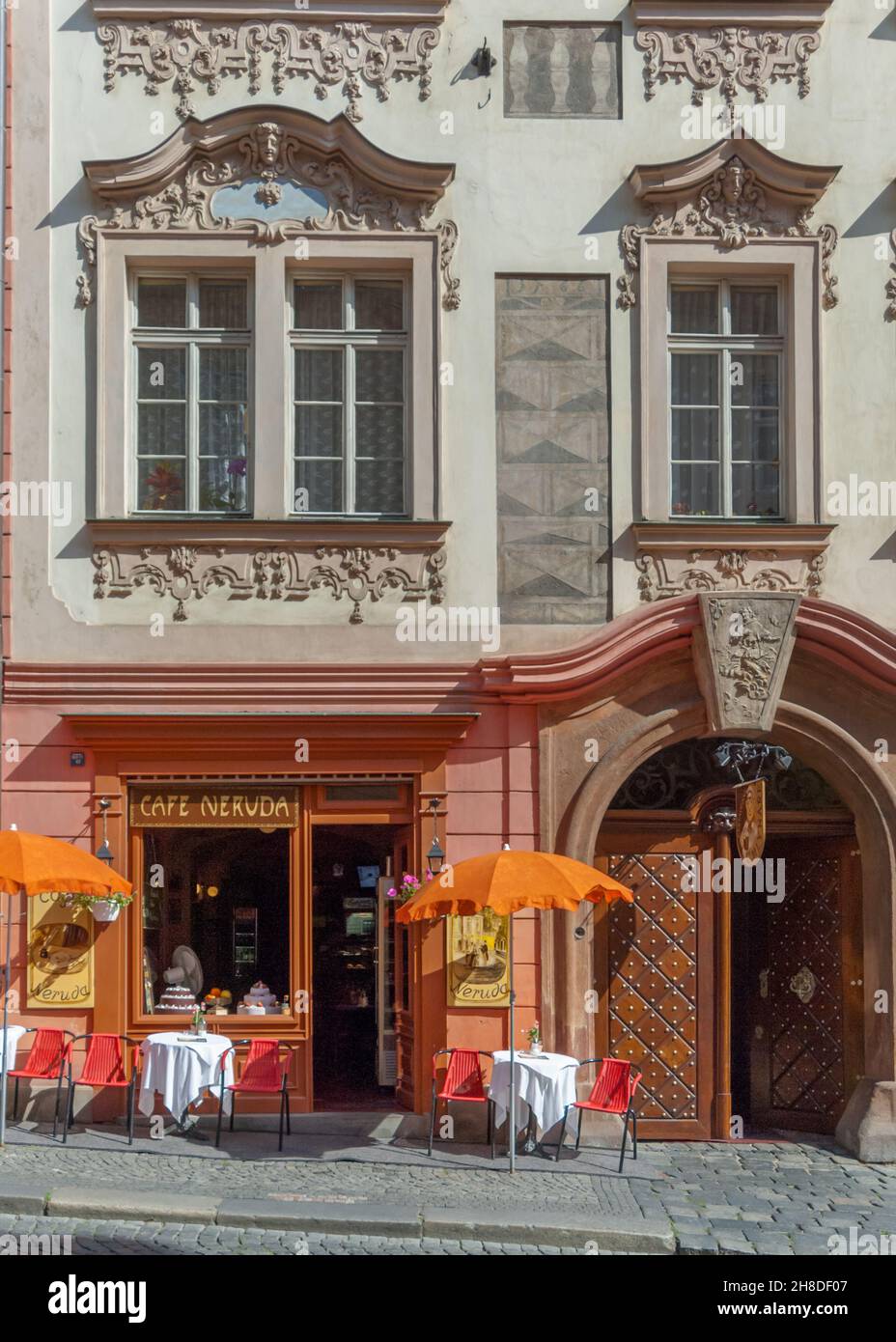 Schattige Tische im Freien vor dem Café Neruda, einem Gebäude im Renaissance-Stil aus dem 16th. Jahrhundert in der Nerudova Straße, Malá Strana Stockfoto