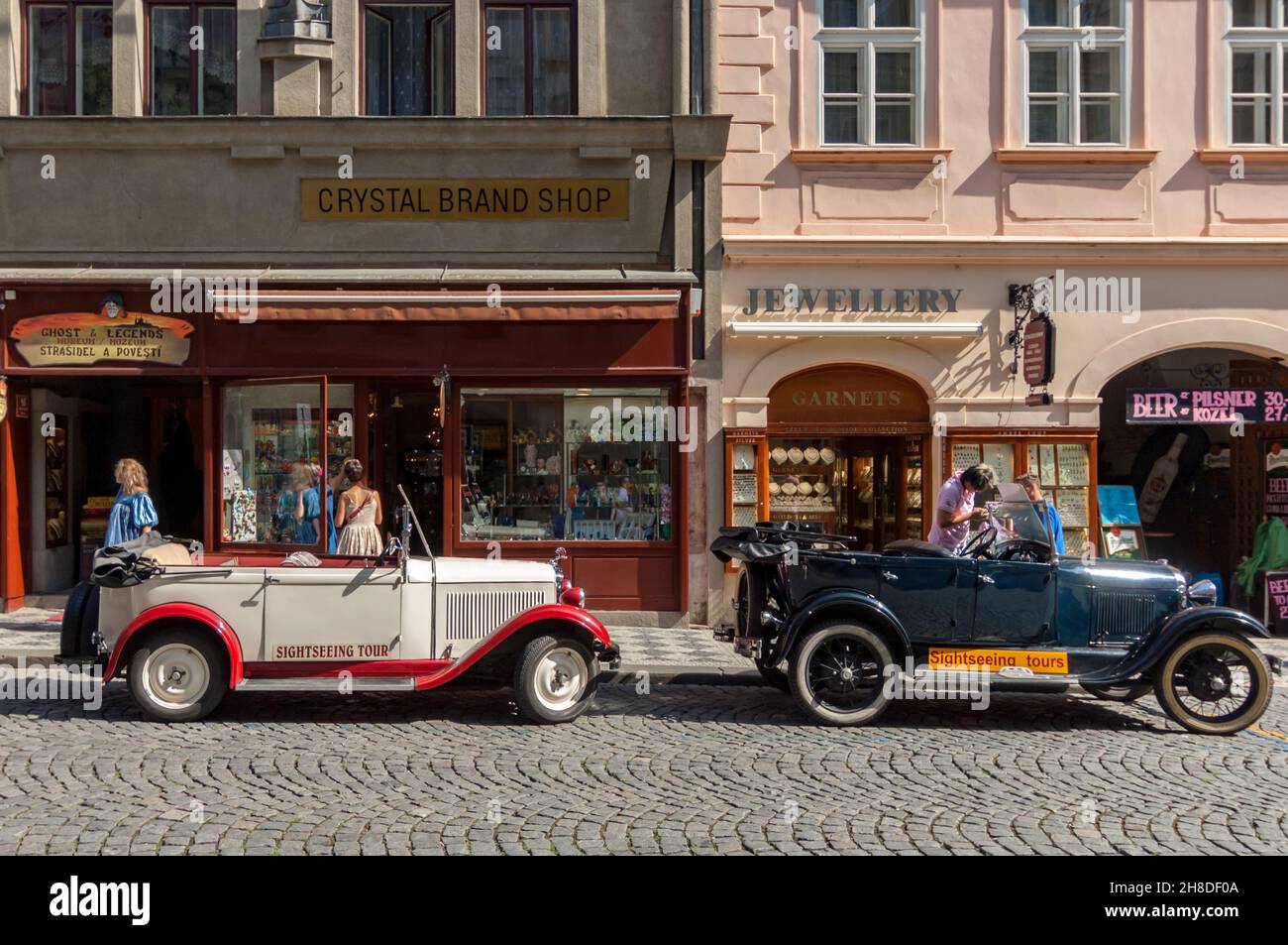 In der Mostecká-Straße auf der Malá Strana erwarten Sie zwei klassische Sightseeing-Tourenwagen Stockfoto