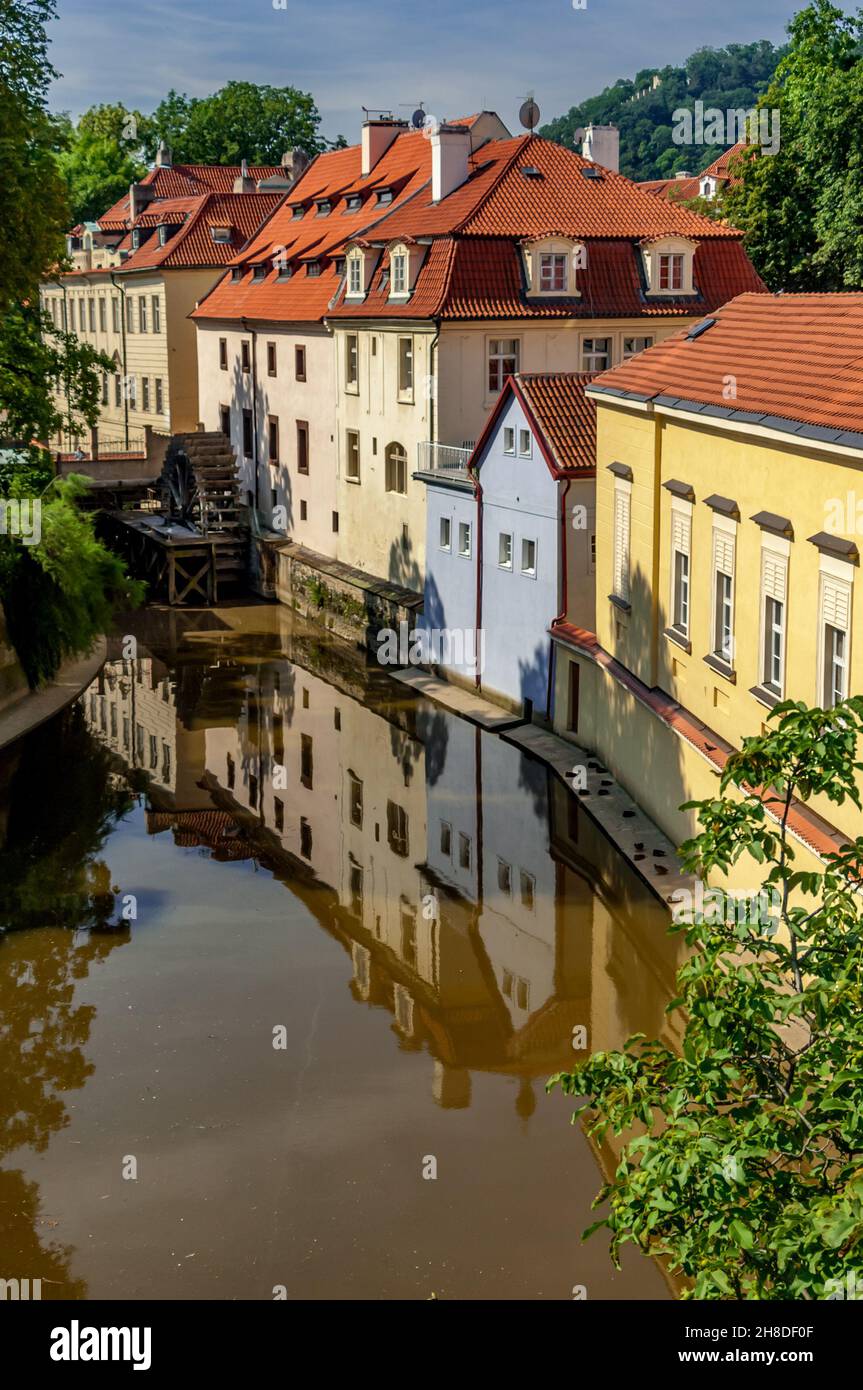 Molino del Gran Prior (die Mühle des Großen Priors) und andere farbenfrohe Gebäude säumen die Ufer des Čertovka-Kanals (oder Teufelskanals) in Prag. Stockfoto