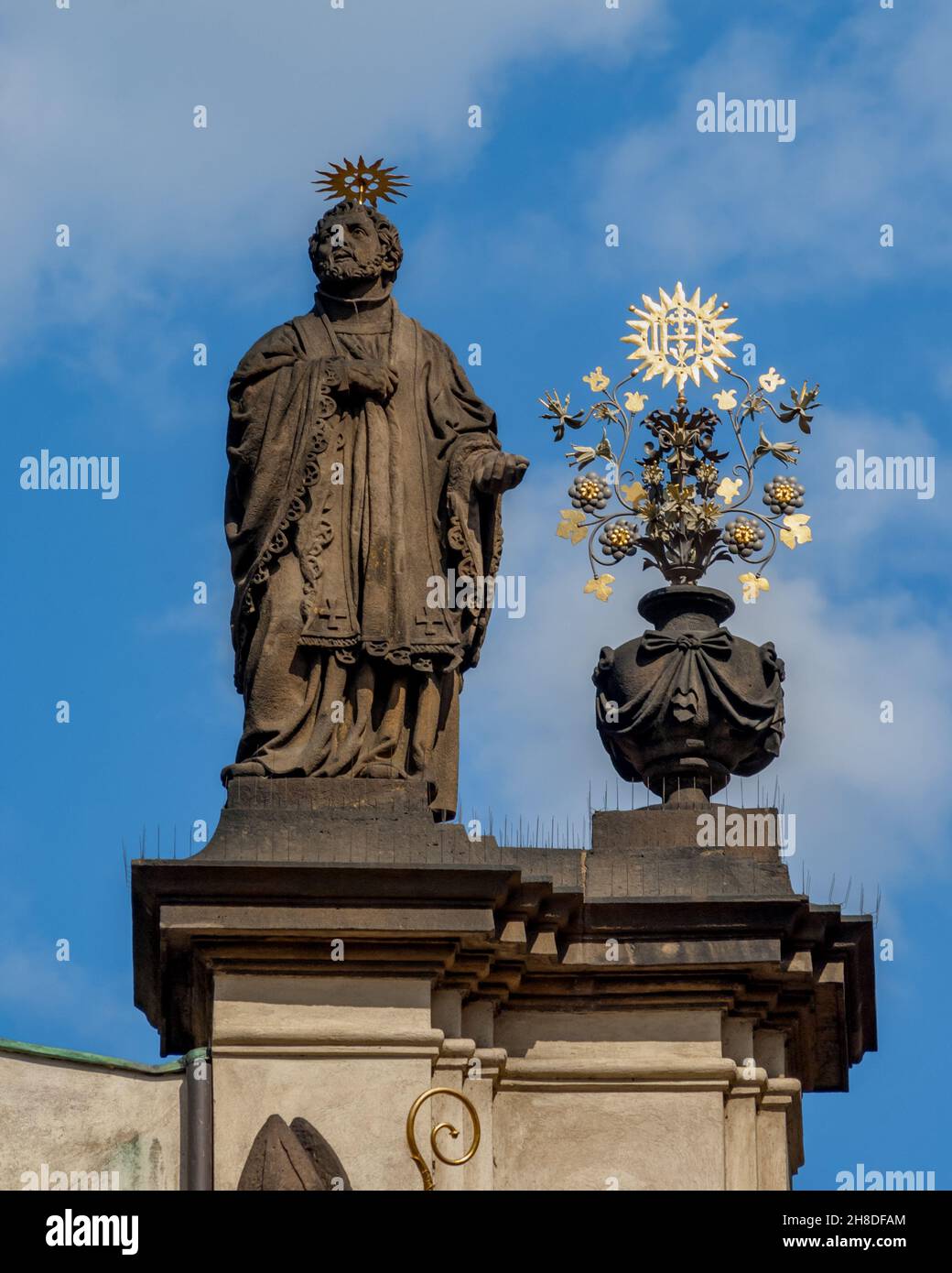 Jan Jiří Bendls Statuen der Apostel Christi auf der Renaissance-Kirche St. Salvador in der Salvátorská-Straße in Prag von Marco Fontana di Brusata. Stockfoto
